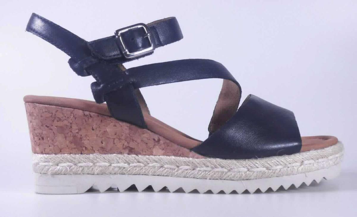 Sandalen mit Absatz (lt. Antrag: "Freizeitschuh für Damen", Größe 4,5, Foto siehe Anlage)
- mit Laufsohlen aus Kautschuk/Kunststoff; ohne Hauptsohle aus Holz,
- mit zehenfreiem Oberteil (nicht geschlossenes Blatt) aus Leder,
- mit Schnallenverschluss und Klettverschluss,
- nicht den Knöchel bedeckend,
- mit einer größten Höhe des Absatzes und der Sohle von ca. 6,5 cm.

"Schuhe mit Laufsohlen aus Kautschuk/Kunststoff und Oberteil aus Leder, andere als in den Unterpositionen 
 6403 1200 bis 6403 9905 genannte, mit nicht geschlossenem Blatt, mit Absatz und Sohle mit einer größten 
 Höhe von mehr als 3 cm"