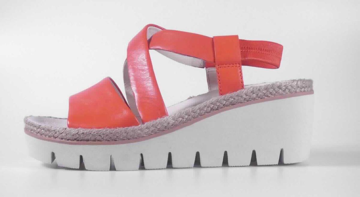 Sandalen mit Absatz (lt. Antrag: "Freizeitschuh für Damen", Größe 4,5, Foto siehe Anlage)
- mit Laufsohlen aus Kautschuk/Kunststoff; ohne Hauptsohle aus Holz,
- mit zehenfreiem Oberteil (nicht geschlossenes Blatt) aus Leder,
- nicht den Knöchel bedeckend,
- mit einer größten Höhe des Absatzes und der Sohle von ca. 6 cm.

"Schuhe mit Laufsohlen aus Kautschuk/Kunststoff und Oberteil aus Leder, andere als in den Unterpositionen 
 6403 1200 bis 6403 9905 genannte, mit nicht geschlossenem Blatt, mit Absatz und Sohle mit einer größten 
 Höhe von mehr als 3 cm"