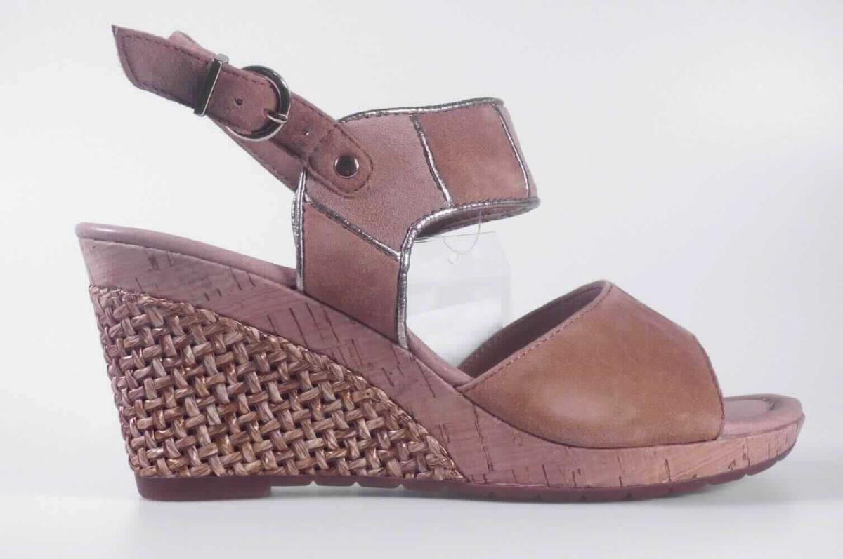 Sandalen mit Absatz (lt. Antrag: "Freizeitschuh für Damen", Größe 4,5, Foto siehe Anlage)
- mit Laufsohlen aus Kautschuk/Kunststoff; ohne Hauptsohle aus Holz,
- mit zehenfreiem Oberteil (nicht geschlossenes Blatt) aus Leder,
- mit Schnallenverschluss,
- nicht den Knöchel bedeckend,
- mit einer größten Höhe des Absatzes und der Sohle von ca. 8,5 cm.

"Schuhe mit Laufsohlen aus Kautschuk/Kunststoff und Oberteil aus Leder, andere als in den Unterpositionen 
 6403 1200 bis 6403 9905 genannte, mit nicht geschlossenem Blatt, mit Absatz und Sohle mit einer größten 
 Höhe von mehr als 3 cm"