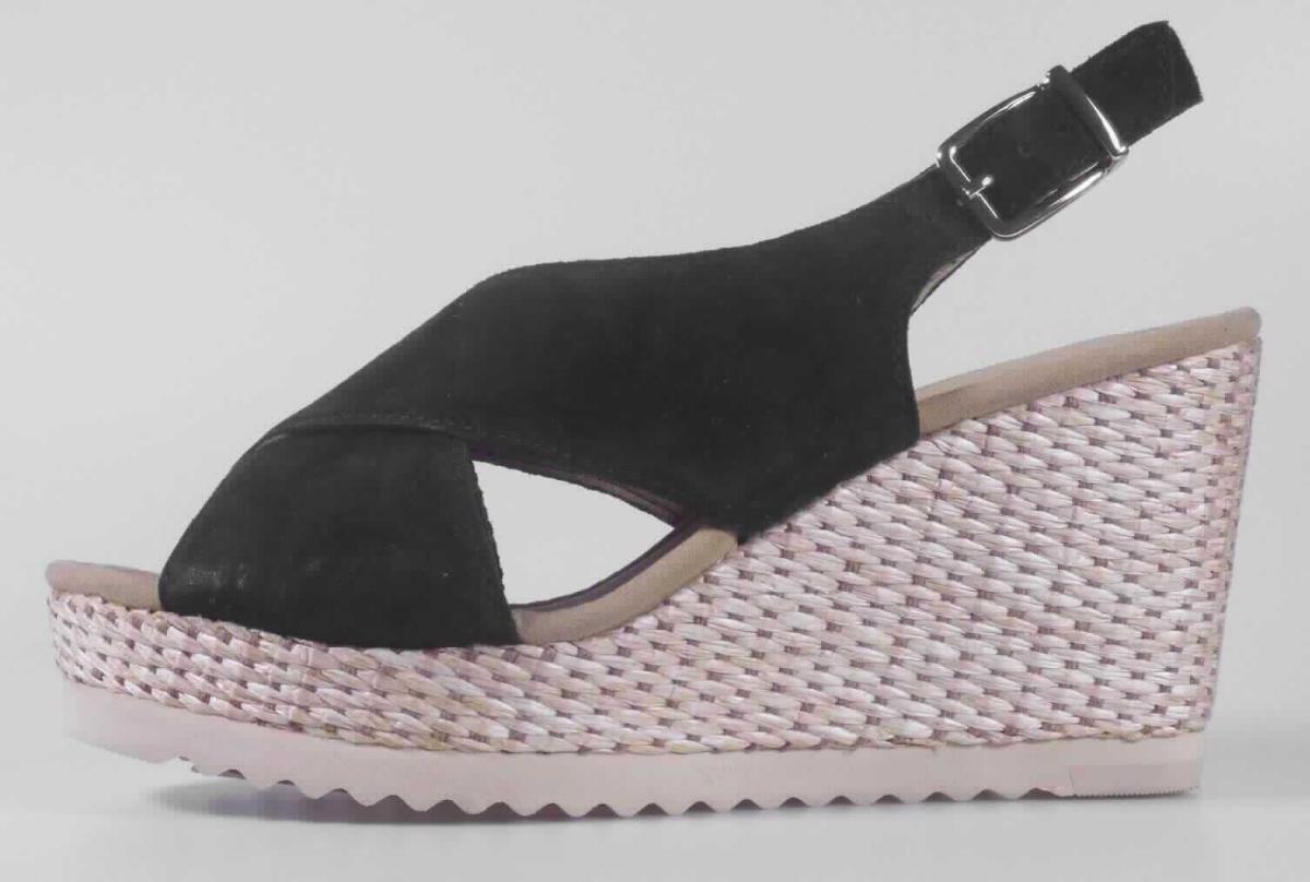 Sandalen mit Absatz (lt. Antrag: "Freizeitschuh für Damen", Größe 4,5, Foto siehe Anlage)
- mit Laufsohlen aus Kautschuk/Kunststoff; ohne Hauptsohle aus Holz,
- mit zehenfreiem Oberteil (nicht geschlossenes Blatt) aus Leder,
- mit Schnallenverschluss,
- nicht den Knöchel bedeckend,
- mit einer größten Höhe des Absatzes und der Sohle von ca. 9 cm.

"Schuhe mit Laufsohlen aus Kautschuk/Kunststoff und Oberteil aus Leder, andere als in den Unterpositionen 
 6403 1200 bis 6403 9905 genannte, mit nicht geschlossenem Blatt, mit Absatz und Sohle mit einer größten 
 Höhe von mehr als 3 cm"