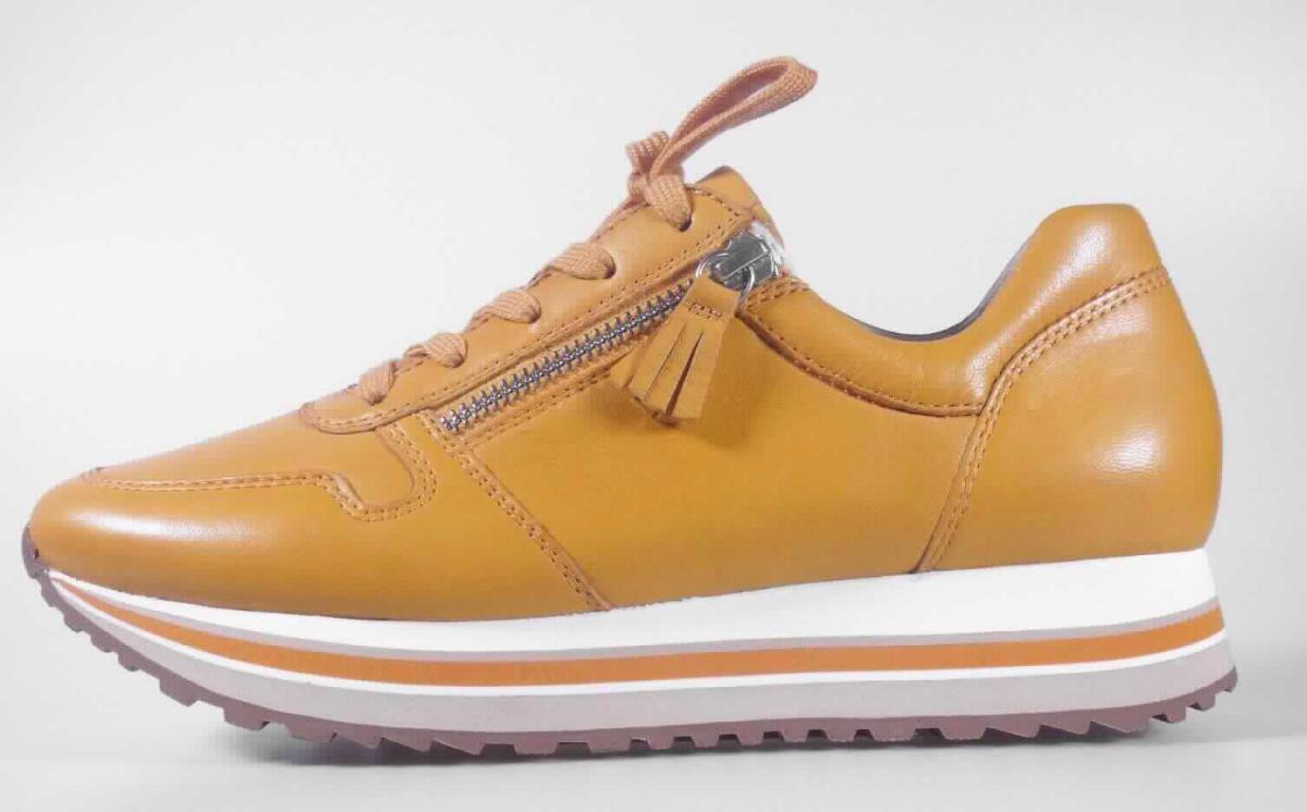 Halbschuhe (lt. Antrag: "Freizeitschuhe für Damen", Größe 4,5, Foto siehe Anlage)
- mit Laufsohlen aus Kautschuk/Kunststoff; ohne Hauptsohle aus Holz,
- mit Oberteil (geschlossenes Blatt) aus Leder,
- vorn mit Schnürsenkelverschluss und seitlich mit Reißverschluss,
- ohne Metallschutz in der Vorderkappe,
- nicht den Knöchel bedeckend, 
- mit einer Länge der Innensohle von ca. 24,7 cm,
- als Frauenschuh erkennbar.

"Schuhe mit Laufsohlen aus Kautschuk/Kunststoff und Oberteil aus Leder, andere als in den Unterpositionen
 6403 1200 bis 6403 9991 genannte, für Frauen"
