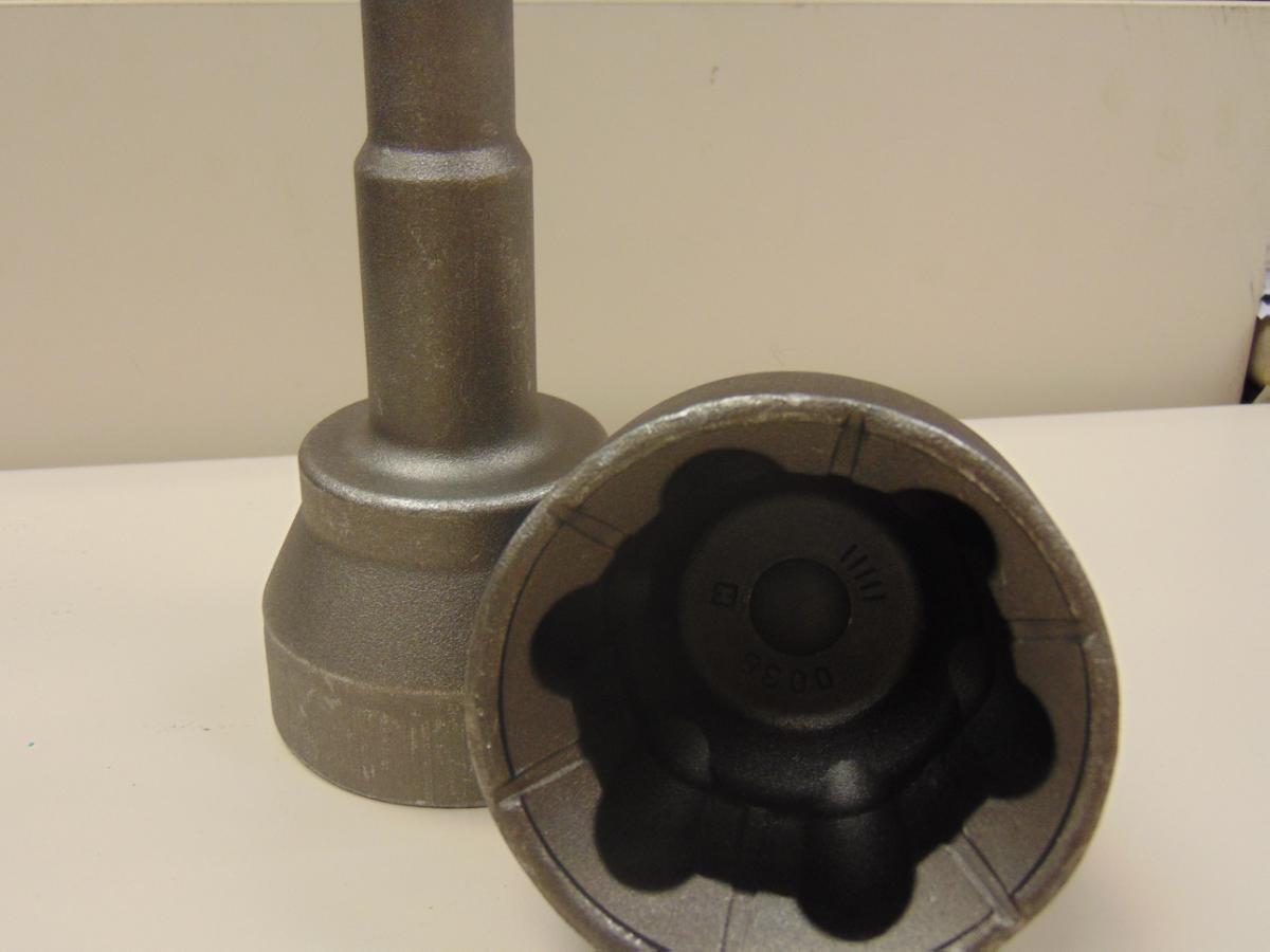 Kugelschale, sog. Außengelenk (Rohling), Foto siehe Anlage,
- in Form eines spezifisch gefertigten, schalenartigen Gehäuses aus unedlem Metall (lt. Antrag: Stahl):
- - mit einem maximalen Außendurchmesser von ca. 90 mm und einer Höhe von ca. 140 mm bis
     ca. 160 mm,
- - radseitig zu einem (noch ohne Verzahnung versehenen) Wellenstumpf ausgearbeitet,
- - innen mit sechs (noch exakt auszuarbeitenden) Laufbahnen zur Aufnahme des mit sechs Kugeln
    bestückten Kugelkäfigs sowie des Kugelsterns versehen,
- - unfertig (da u. a. noch spanabhebende Oberflächenbearbeitungen durchgeführt werden, weist jedoch
    im vorliegenden Zustand bereits die wesentlichen Beschaffenheitsmerkmale der fertigen Ware auf),
- wird (im fertigen Zustand) gemeinsam mit Kugelstern, Kugelkäfig und Kugeln in Gleichlaufgelenken
  (homokinetischen Gelenke) von seitlichen Antriebswellen (Achs- oder Seitenwellen) von Personen-
  kraftwagen verbaut,
- dient als Bestandteil des Gleichlaufgelenkes der gleichförmigen Übertragung der Drehbewegung auch
  bei größeren Beugungswinkeln,
- (laut Antrag) zur industriellen Montage von Kraftfahrzeugen der Position 8703 bestimmt,
- aufgrund der objektiven Merkmale (u. a. Form und Abmessungen) erkennbar hauptsächlich für Kraft- 
  fahrzeuge des Kapitels 87 bestimmt,
- u. a. aufgrund der fehlenden Verzahnung, keine Ware des zehnstelligen TARIC-Codes 8708 5020 25
  (bzw. 8708 5099 45), da die Ware dem genauen Wortlaut ("...mit einem externen Keilwellenprofil mit 21
  oder mehr, jedoch nicht mehr als 38 Zähnen,...") des diesbezüglichen TARIC-Codes entsprechen muss.

"Teil eines Kraftfahrzeuges der Position 8703 (Kugelschale), Teil einer Triebachse mit Differenzial, für
die industrielle Montage von Kraftfahrzeugen der Position 8703"

"Die Anwendung des nichtpräferentiellen Zollsatzes aufgrund der Endverwendung und die Einreihung
in die oben angegebene Unterposition des Zolltarifs stehen unter dem Vorbehalt der Vorlage der
erforderlichen Bescheinigung"