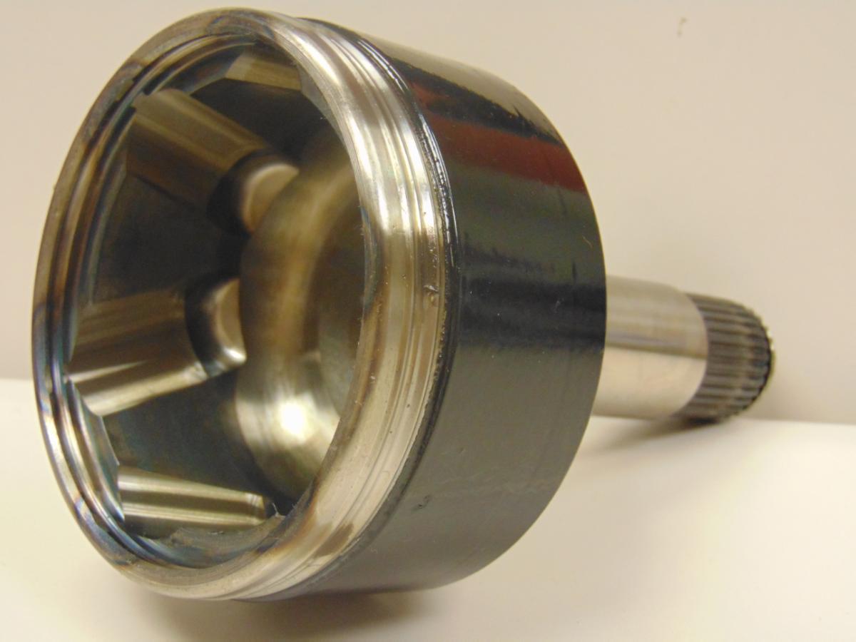 Kugelschale, sog. Außengelenk (teilbearbeitet), Foto siehe Anlage,
- in Form eines spezifisch gefertigten, schalenartigen Außengelenkgehäuses:
- - aus unedlem Metall (lt. Antrag: Stahl),
- - mit einem maximalen Außendurchmesser von ca. 105 mm und einer Höhe von ca. 140 mm bis
     ca. 175 mm,
- - radseitig mit einem Wellenstumpf ausgestattet,
- - innen mit sechs Kugellaufbahnen (zur Aufnahme des mit sechs Kugeln bestückten Kugelkäfigs) 
    versehen,
- - unfertig (da u. a. noch spanabhebende Oberflächenbearbeitungen sowie das Härten durchgeführt
    werden, weist jedoch im vorliegenden Zustand bereits die wesentlichen Beschaffenheitsmerkmale
    der fertigen Ware auf),
- wird (im fertigen Zustand) gemeinsam mit Kugelstern, Kugelkäfig und Kugeln in Gleichlaufgelenken
  (homokinetischen Gelenke) von seitlichen Antriebswellen (Achs- oder Seitenwellen) von Personen-
  kraftwagen verbaut,
- dient als Bestandteil des Gleichlaufgelenkes der gleichförmigen Übertragung der Drehbewegung auch
  bei größeren Beugungswinkeln,
- (laut Antrag) zur industriellen Montage von Kraftfahrzeugen der Position 8703 bestimmt,
- aufgrund der objektiven Merkmale (u. a. Form und Abmessungen) erkennbar hauptsächlich für Kraft- 
  fahrzeuge des Kapitels 87 bestimmt,
- u. a. aufgrund der fehlenden Härtung, keine Ware des zehnstelligen TARIC-Codes 8708 5020 25
  (bzw. 8708 5099 45), da die Ware dem genauen Wortlaut ("...gehärtet...") des diesbezüglichen
  TARIC-Codes entsprechen muss.

"Teil eines Kraftfahrzeuges der Position 8703 (Kugelschale), Teil einer Triebachse mit Differenzial, für
die industrielle Montage von Kraftfahrzeugen der Position 8703, anderes als in den TARIC-Codes
8708 5020 15 bis 8708 5020 75 genannte"

"Die Anwendung des nichtpräferentiellen Zollsatzes aufgrund der Endverwendung und die Einreihung
in die oben angegebene Unterposition des Zolltarifs stehen unter dem Vorbehalt der Vorlage der
erforderlichen Bescheinigung"