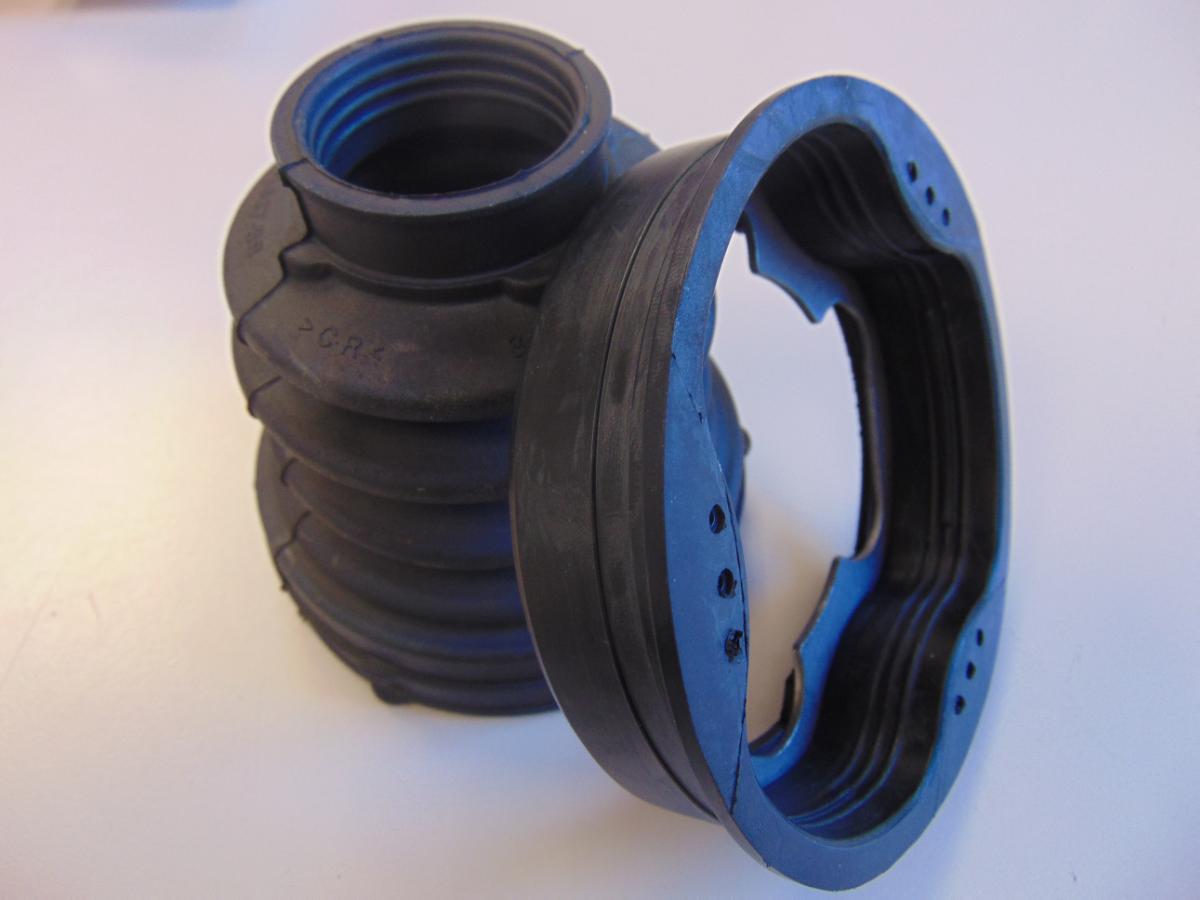 Angabe des Antragstellers:
Manschette (Faltenbalg) aus Kautschuk
Die Manschette dient der Abdichtung und dem Staubschutz von Antriebswellen bei Kraftfahrzeugen der Position 8703. Die Manschetten sind aus elastischem Kautschuk und können in den Abmessungen variieren.

Untersuchungsergebnisse an einem Warenmuster (aus dem Jahr 2017 DEBTI-19346/17-1):
Manschette in Form eines Faltenbalges aus einem schwarzen, elastischen Material (Außendurchmesser: ca. 4,5 - 9,7 cm; Höhe: ca. 9,5 cm).

Befund:
Es liegen andere Waren aus Weichkautschuk von der für Kraftfahrzeuge der Positionen 8701 bis 8705 bestimmten Art im Sinne der Unterposition (KN) 4016 9957 vor.