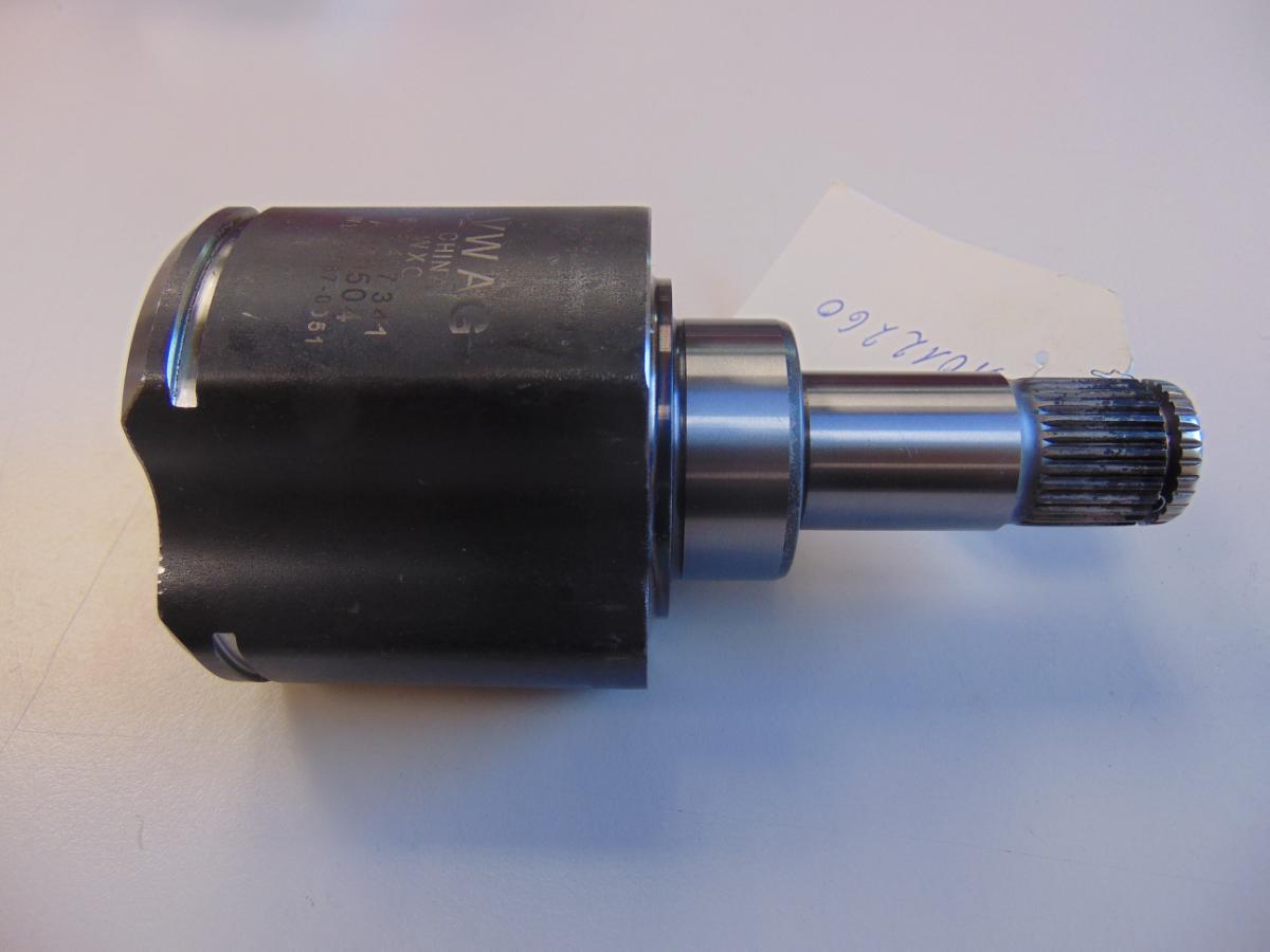 Tripodeglocke, sog. Innengelenk, Foto siehe Anlage,
- in Form eines spezifisch gefertigten, glockenartigen Innengelenkgehäuses,
- laut Antrag:
- - aus Stahl,
- - mit einem Außendurchmesser von ca. 72,05 mm und einer Höhe von ca. 140 mm,
- - innen mit drei kalt kalibrierten Laufrollenführungen mit einem Durchmesser von ca. 41,5 mm
    (zur Aufnahme des mit drei Laufrollen ausgestatteten Tripodesterns),
- - achsgetriebeseitig mit einem angesetzten Wellenstumpf mit 28 Zähnen,
- - geschmiedet, gedreht, gerollt und gehärtet,
- wird gemeinsam mit Verschlusskappe, Tripodestern, drei Laufrollen und Scheibe in Gleichlauf-Ver-
  schiebegelenken (Tripodegelenke) von seitlichen Antriebswellen (Achs- oder Seitenwellen) von
  Personenkraftwagen verbaut,
- dient als Bestandteil des Gleichlaufgelenkes der gleichförmigen Übertragung der Drehbewegung auch
  bei Beugungswinkeln,
- laut Antrag zur industriellen Montage von Kraftfahrzeugen der Position 8703 bestimmt,
- aufgrund der objektiven Merkmale (u. a. Form und Abmessungen) erkennbar hauptsächlich für Kraft-
  fahrzeuge des Kapitels 87 bestimmt,
- keine Ware des zehnstelligen TARIC-Codes 8708 5020 70 (bzw. 8708 5099 25), da die Ware dem
  genauen Wortlaut  ("...- 3 kalt kalibrierten Laufrillen mit einem Durchmesser von 29,90 mm oder mehr,
  jedoch nicht mehr als 36,60 mm...") des diesbezüglichen TARIC-Codes entsprechen muss.

"Teil eines Kraftfahrzeuges der Position 8703 (Tripodeglocke), Teil einer Triebachse mit Differenzial, für
die industrielle Montage von Kraftfahrzeugen der Position 8703, Innengleichlaufgelenk-Tripodegehäuse
(Tripodeglocke) mit:
- einem Außendurchmesser von 67,0 mm oder mehr, jedoch nicht mehr als 99,0 mm,
- 3 kalt kalibrierten Rollenführungen mit einem Durchmesser von 29,95 mm oder mehr, jedoch nicht 
  mehr als 49,2 mm,
- einer externen Keilwelle mit 21 oder mehr, jedoch nicht mehr als 41 Zähnen,
- geschmiedet, gedreht, gerollt und gehärtet"

"Die Einreihung in die oben angegebene achtstellige Unterposition der Kombinierten Nomenklatur steht
unter dem Vorbehalt der Vorlage der erforderlichen Bescheinigung"