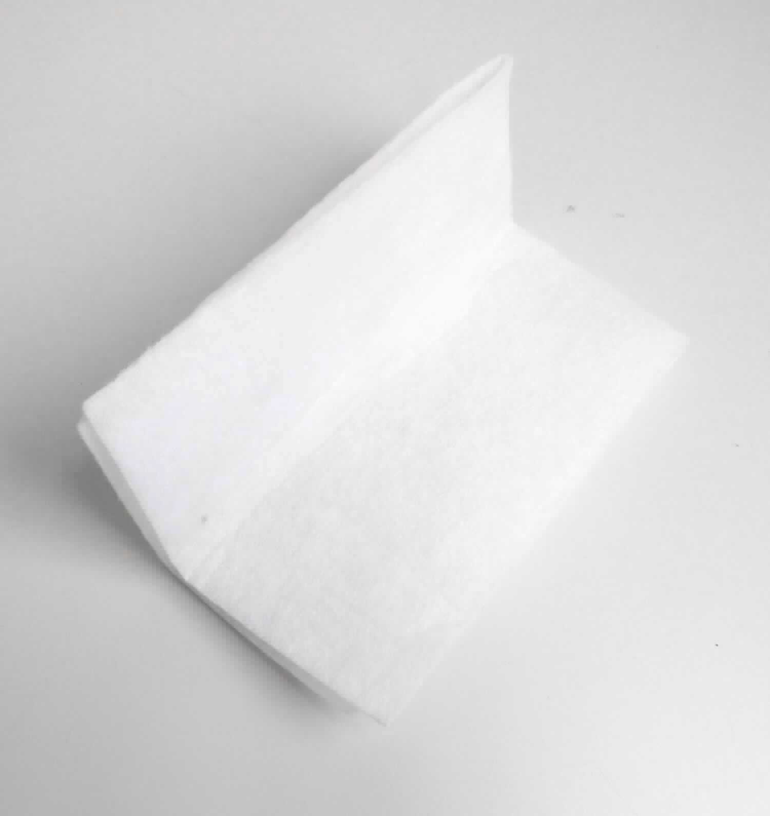 Vliesstoff, sog. Cleanmonster Universal Micro- und Motorfilter für Staubsauger, Fotos siehe Anlage,
- rechteckig zugeschnitten (somit nicht konfektioniert; damit keine Ware der Position 6307), in den Abmessungen 
  (L x B) von ca. 40 cm x 17 cm,
- laut Untersuchungsergebnis:
-- mit Bindemittel verfestigt,
-- aus synthetischen Spinnfasern (keine aromatischen Polyamide),
-- keine Filamente und keine heißluftgezogenen (meltblown) Fasern enthaltend,
-- mit einem Quadratmetergewicht von ca. 140 g,
-- weder bestrichen noch überzogen,
-- einlagig.

"Vliesstoff, anderer als in den Unterpositionen 5603 11 bis 5603 14 genannte, mit einem Quadratmetergewicht 
  von mehr als 70 g bis 150 g, nicht bestrichen oder überzogen, anderer als in den Unterpositionen
  5603 9390 10 bis 5603 9390 60 genannte"