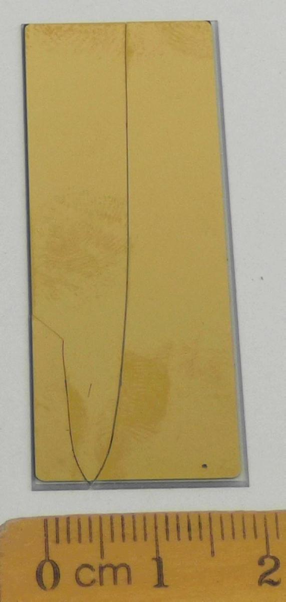 Angaben:
Einkristalline Saphirscheibe. Die Scheibe ist ein- oder beidseitig poliert und ein- oder beidseitig mit einer epitaktischen Schicht aus Yttriumbariumkupferoxid (YBa2Cu3O7, 350 nm) und einer Goldschicht (100 nm) versehen. Die Maße liegen beispielsweise bei 120 x 130 x 0,5 mm. Die supraleitende Beschichtung wird unterhalb der Sprungtemperatur zur Separation von Magnetfeldern genutzt (sog. Wollaston-Prisma).

Feststellungen:
Klarsichtiges, hartes Material, welches mit einem dunkelgrauen und einem goldfarbenen Material beschichtet ist.

Befund:
Chemische Erzeugnisse und Zubereitungen der chemischen Industrie oder verwandter Industrien (einschließlich Mischungen von Naturprodukten), anderweit weder genannt noch inbegriffen; andere.