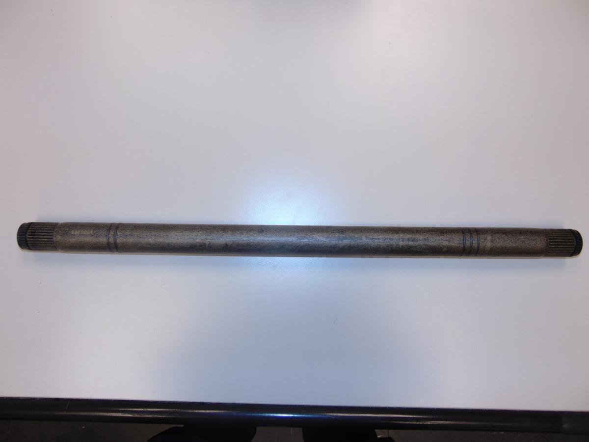 Steckwelle, sog. Welle aus Stahl, Foto siehe Anlage,
- in Form einer spezifisch gefertigten, mit fünf umlaufenden Nuten versehenen Hohlwelle:
- - aus Stahl,
- - mit einer Länge von ca. 610 mm und einem Außendurchmesser von ca. 30 mm,
- - an beiden Enden mit einer umlaufenden Außenverzahnung versehen,
- wird als mittleres Verbindungselement von, im Wesentlichen aus einem Innen- und einem
  Außengelenk sowie der Steckwelle bestehenden, seitlichen Antriebswellen (Achs- oder
  Seitenwellen) von Personenkraftwagen verbaut,
- dient durch den Eingriff mit der Innenverzahnung des Kugelsterns bzw. des Tripodesterns der
  Gleichlaufgelenke der Übertragung des Drehmomentes,
- (laut Antrag) zur industriellen Montage von Kraftfahrzeugen der Position 8703 bestimmt,
- aufgrund des Einbauortes keine Ware des zehnstelligen TARIC-Codes 8708 5020 65 (bzw.  
  8708 5099 20), da sich die Steckwelle nicht als Zwischenwelle zur Verbindung des Getriebes
  mit der Halbachse (= seitliche Antriebswelle), sondern als mittlerer Bestandteil der seit-
  lichen Antriebswelle darstellt,
- aufgrund der objektiven Merkmale (u. a. Form und Abmessungen) erkennbar hauptsächlich für
  Kraftfahrzeuge des Kapitels 87 bestimmt.

"Teil eines Kraftfahrzeuges der Position 8703 (Steckwelle), Teil einer Triebachse mit Differenzial,
für die industrielle Montage von Kraftfahrzeugen der Position 8703"

"Die Anwendung des nichtpräferentiellen Zollsatzes aufgrund der Endverwendung und die
Einreihung in die oben angegebene Unterposition des Zolltarifs stehen unter dem Vorbehalt
der Vorlage der erforderlichen Bescheinigung"