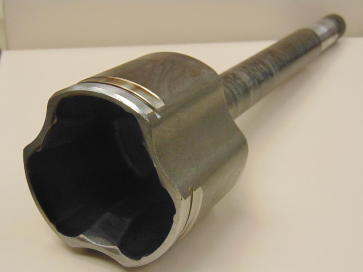 Tripodeglocke mit Hohlwelle und Stummel, sog. Zwischenwelle (Linkshaft), Foto siehe Anlage,
- in Form eines spezifisch gefertigten, zusammengesetzten, ca. 470 mm langen Erzeugnisses aus
  unedlem Metall (lt. Antrag: Stahl), bestehend aus:
- - einem glockenartigen Gehäuse (Tripodeglocke), innen mit drei Laufbahnen versehen (dienen zur 
    Aufnahme des mit drei Laufrollen bestückten Tripodesterns),
- - einer an der Tripodeglocke achsgetriebeseitig angeschweißten Hohlwelle sowie
- - einem am anderen Ende der Hohlwelle angeschweißten Wellenstummel, der am äußeren Ende mit 
    einer Außenverzahnung versehen ist,
- wird am inneren Ende von seitlichen Antriebswellen (Achs- oder Seitenwellen) von Personenkraftwagen
  verbaut,
- dient als Bestandteil der Antriebswelle der Übertragung des Drehmomentes,
- (laut Antrag) zur industriellen Montage von Kraftfahrzeugen der Position 8703 bestimmt,
- aufgrund der objektiven Merkmale (u. a. Form und Abmessungen) erkennbar hauptsächlich für Kraft-
  fahrzeuge des Kapitels 87 bestimmt.

"Teil eines Kraftfahrzeuges der Position 8703 (Tripodeglocke mit Hohlwelle und Achsstummel), Teil einer
Triebachse mit Differenzial, für die industrielle Montage von Kraftfahrzeugen der Position 8703"

"Die Anwendung des nichtpräferentiellen Zollsatzes aufgrund der Endverwendung und die Einreihung
in die oben angegebene Unterposition des Zolltarifs stehen unter dem Vorbehalt der Vorlage der
erforderlichen Bescheinigung"