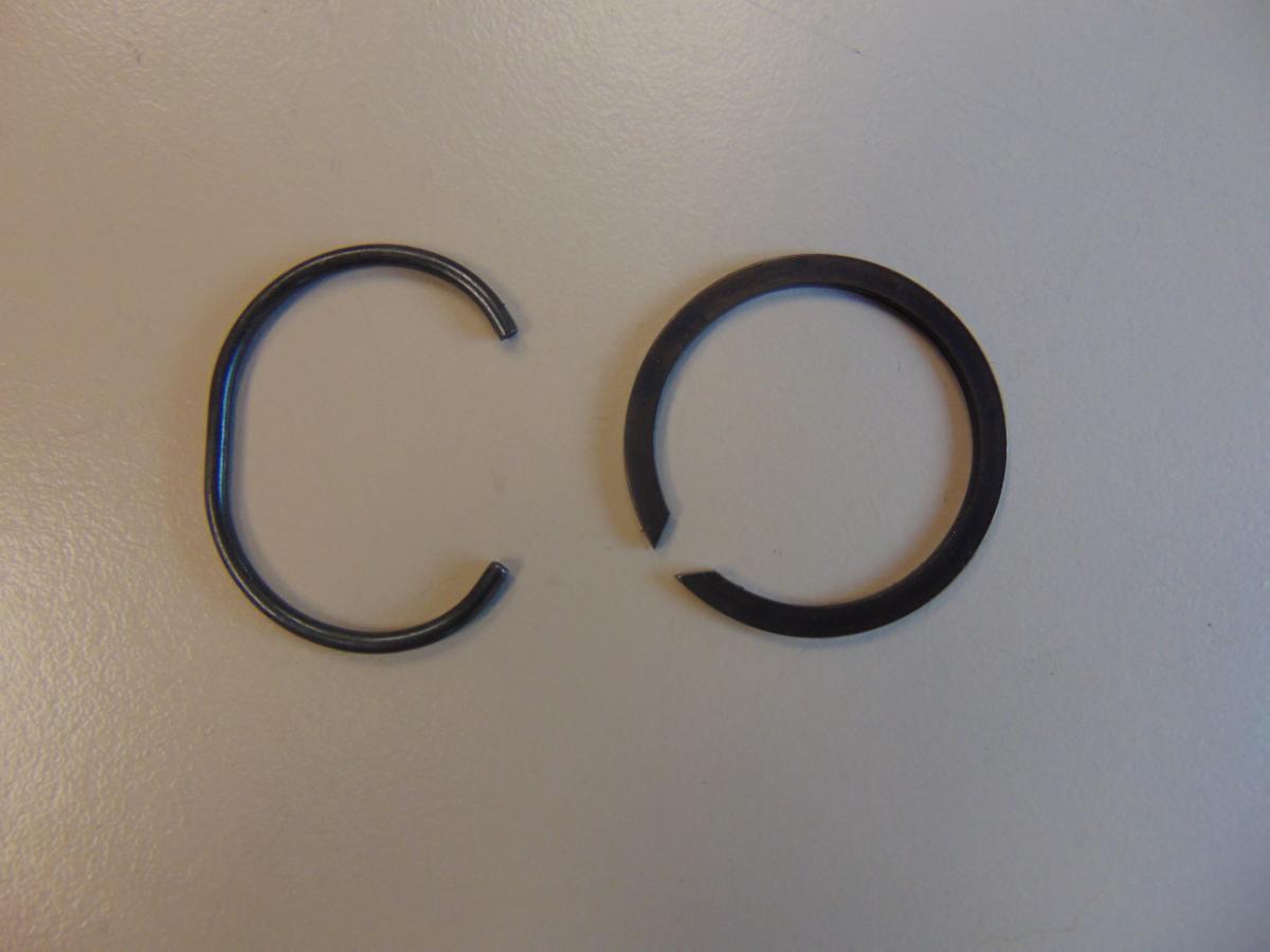 Es handelt sich um nahezu kreisrunde, nicht geschlossene Ringe aus Stahldraht mit kreisrundem bzw. rechteckigem Querschnitt. Die Erzeugnisse weisen einen Innendurchmesser von ca. 23 bzw. 30 mm auf und dienen als Sicherungselemente in Antriebswellen.
- Antragstellerangaben -

Abbildungen siehe Anlage.

Derartige Erzeugnisse gehören als "andere Splinte und Keile, aus Stahl" zum TARIC-Code 7318 24 00 90.