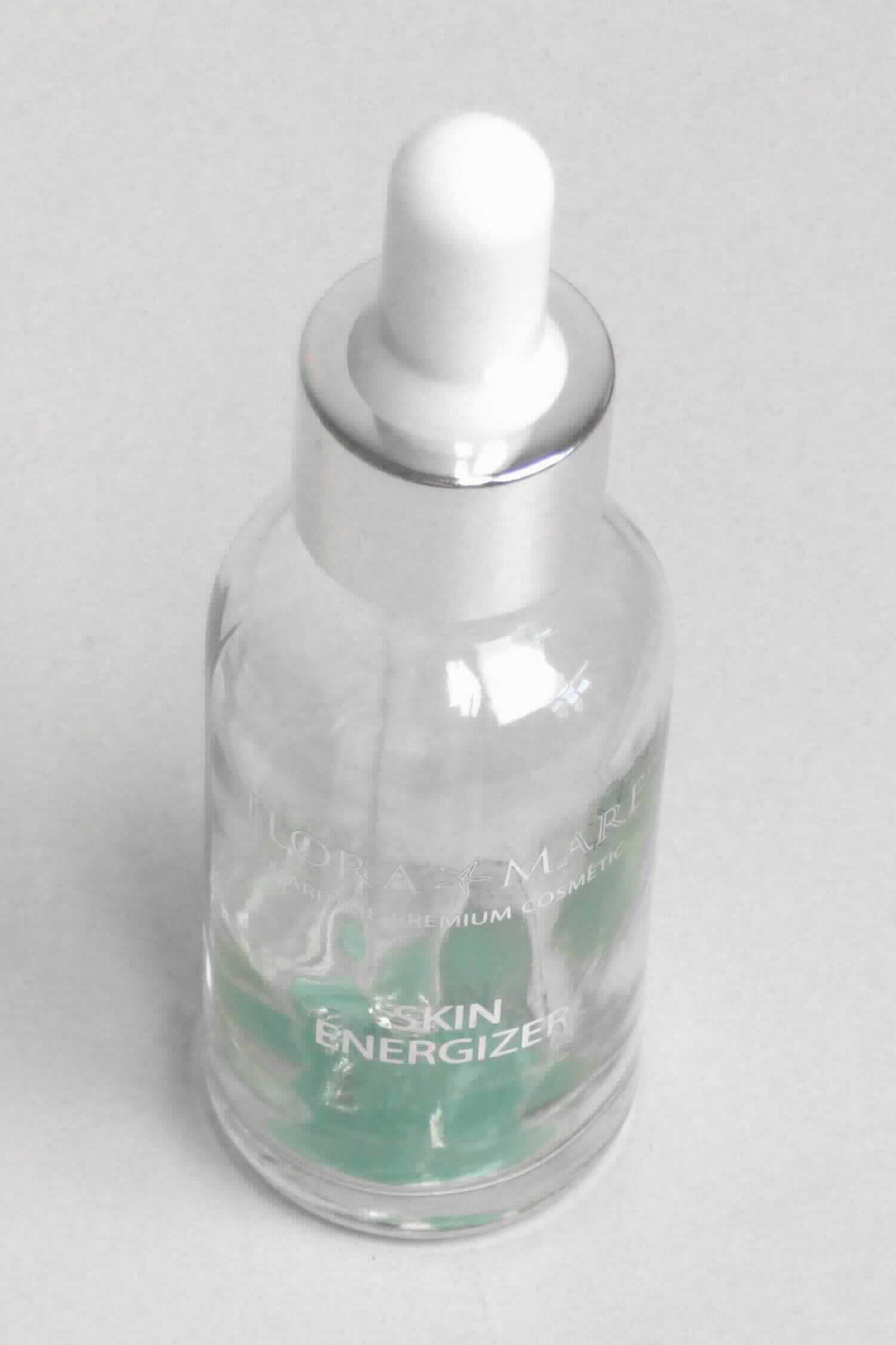 Flasche aus Glas, sog. Flasche und Pipette aus Glas, gefärbt, Foto siehe Anlage,
- zylinderförmige Flasche aus gewöhnlichem, nicht gefärbtem Glas,
- mit einem kurzen Hals mit Schraubgewinde,
- mit einem Fassungsvermögen von 30 ml,
- mit einem Schraubdeckel aus Kunststoff mit integriertem Tropfenzähler,
- - mit einer innen angesetzten, spitz zulaufenden Pipette aus Glas,
- - mit einem auf dem Deckel befestigten Tropfbalg aus Kunststoff,
- die Glasflasche bestimmt nach dem Umfang und ihrer Bedeutung in Bezug auf
  die Verwendung den wesentlichen Charakter der zusammengesetzten Ware,
- soll dem Transport und der Aufbewahrung einer kosmetischen Flüssigkeit 
  (laut Aufdruck: SKIN ENERGIZER) dienen.

"Flasche aus nicht gefärbtem Glas, zu Transport- oder Verpackungszwecken, 
 nicht aus Glasröhren hergestellt, mit einem Nenninhalt von weniger als 2,5 l, 
 weder für Nahrungsmittel und Getränke noch für pharmazeutische Erzeugnisse"