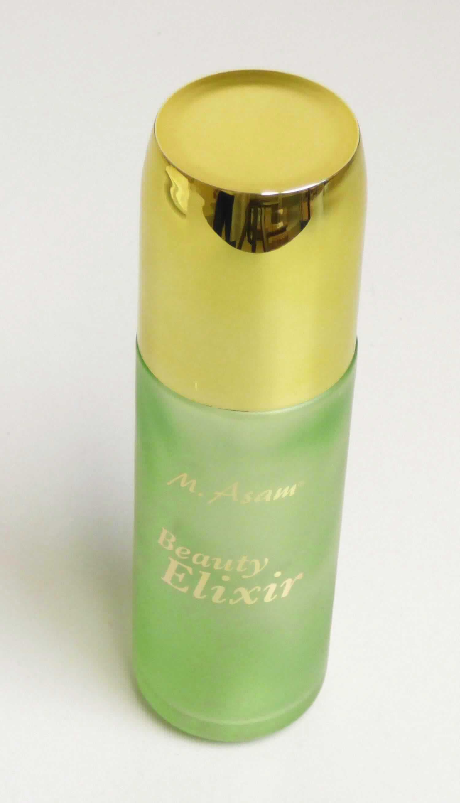 Es handelt sich um ein grün mattierte Glasflasche mit der Aufschrift "Beauty Elixir", die mit einer Sprühpumpvorrichtung und einer goldenen Kunststoffabdeckkappe ausgestattet ist.

Das Erzeugnis ist aufgrund der Art und Beschaffenheit erkennbar zur Aufnahme von Erzeugnissen zu Toilettenzwecken bestimmt.

Die Ware ist als "Parfümzerstäuber und ähnliche Zerstäuber zu Toilettenzwecken" einzureihen.
