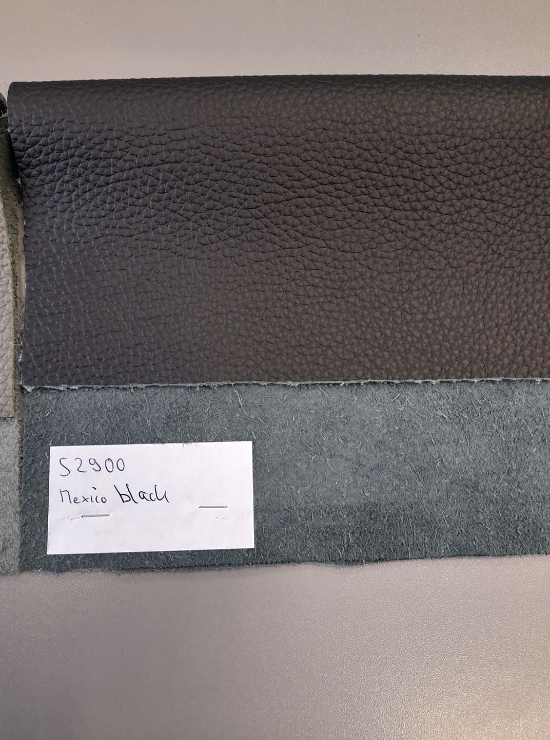 Leder von Büffeln, sog. Oberleder vom Büffel, Foto siehe Anlage,
die Einreihung erfolgt anhand des vorgelegten Zuschnitts,
- enthaartes Leder,
- gegerbt und zugerichtet (u. a. durch Färben der Oberfläche),
- laut Antrag:
- - Narbenspalt vom Büffel,
- - in Form von ganzen Häuten mit einer Oberfläche von mehr als 2,6 m².

"Nach dem Gerben zugerichtetes Leder von Rindern und Kälbern (einschließlich Büffeln),
 enthaart, kein Leder der Position 4114, ganze Haut, Narbenspalt, mit einer Oberfläche
 von mehr als 2,6 m²"