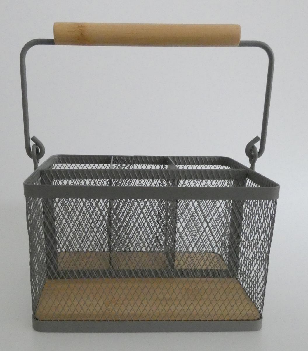 Es handelt sich um Erzeugnisse, mit einem vier Fächer (drei kleinere Fächer, ein großes Fach) bildenden Rahmen aus Stahl (kein nicht rostender Stahl) und mit einem Boden aus Bambusholz. Die Erzeugnisse sind mit einem beweglichen Henkel ausgestattet, welcher mittig mit einem runden Stück Bambus als Griffunterstützung versehen ist.  Die Waren sind für eine Verwendung in der Küche vorgesehen.
- Antragstellerangaben -

Der Charakter der aus verschiedenen Stoffen bestehenden Waren wird insbesondere hinsichtlich des Umfangs und der Bedeutung für die Verwendung durch den Stahl bestimmt.

Abbildung siehe Anlage.

Derartige Erzeugnisse sind als "andere Haushaltsartikel aus Eisen oder Stahl" der Codenummer 7323 9900 90 0 des Zolltarifs zuzuweisen.