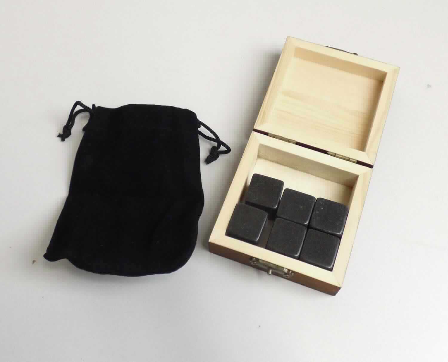 Angaben:
Zwei Sets mit Whiskysteinen aus Granit: Ein Set bestehend aus 6 Whiskysteinen und einem Aufbewahrungsbeutel in dekorativer Holzbox; zweites Set bestehend aus 9 Whiskysteinen, einer Zange aus Edelstahl und einem Aufbewahrungsbeutel in dekorativer Holzbox.

Warenbeschaffenheit:
Sechs schwarze, würfelförmige Steine (Abmessungen: 2 x 2 x 2 cm) und ein schwarzer Aufbewahrungsbeutel in einer Holzbox, gemeinsam in einer Kartonumverpackung verpackt.

Befund:
Fliesen, Würfel und dergleichen, auch in anderer als quadratischer oder rechteckiger Form, deren größte Fläche in ein Quadrat mit einer Seitenlänge von weniger als 7 cm eingeschlossen werden kann.

Warenzusammenstellung, bei der im Sinne der AV 3b) die Steinwürfel im Hinblick auf den Umfang und die Bedeutung für die Verwendung als charakterbestimmend angesehen werden.