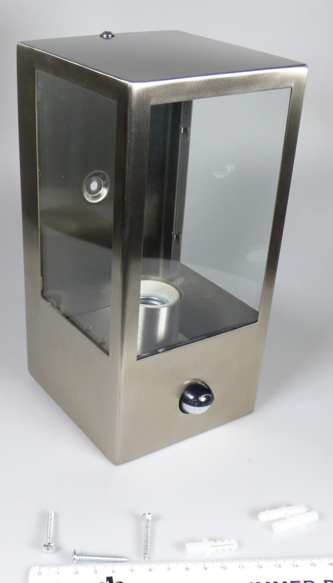 Bei der sog. Außenleuchte mit Sensoren mit Schrauben (ohne Lampe), Art. 7641957 handelt es sich um eine elektrische Wandleuchte. Das vorliegende Erzeugnis besteht aus einem quaderförmigen Korpus aus einem Metallgestell (Stahl) mit seitlich eingesetzten farblosen Glasscheiben und einer Rückwand und einer Bodenplatte aus Stahl (Maße ca.: L: 12,8 cm, B: 12 cm, H: 24 cm). Auch das ebenfalls quaderförmige Dach (Höhe ca. 7,7 cm) ist aus Stahl gefertigt. Mittig auf der Vorderseite des Deckels befindet sich ein Sensor, der als Präsenzmelder dient. In der Innendecke des Erzeugnisses ist eine E27 Lampenfassung integriert, die mit ihrer maximalen Leistung von 15 W für verschiedene Leuchtmittel (bspw. Glühlampen, LED) geeignet ist.
In der Rückwand befinden sich drei Löcher zur Wandmontage.
Das Erzeugnis wird vom Stromnetz betrieben und zu Beleuchtungszwecken im Außenbereich verwendet.
Dübel und Schrauben zur Befestigung liegen der Ware bei.

Nach dem Umfang, dem äußeren Erscheinungsbild und der Bedeutung in Bezug auf die Verwendung als Form und Stabilität verleihendes Element bestimmt das Metall gegenüber dem Glas den stofflichen Charakter der Ware.

Hinweise auf Handfertigung liegen nicht vor.

Die Ware ist als „Leuchte, anderweit weder genannt noch inbegriffen, elektrische Wandleuchte, ausgenommen solche von der für öffentliche Plätze oder Verkehrswege verwendeten Art, nicht ausschließlich zur Verwendung mit LED-Lichtquellen bestimmt, aus Metall, nicht handgearbeitet, nicht für zivile Luftfahrzeuge“ einzureihen.