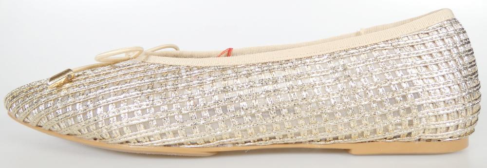 Ballerinas, Foto siehe Anlage,
- mit Laufsohlen aus laut Antrag Kunststoff,
- mit weit ausgeschnittenem Oberteil aus Spinnstoffen (netzartiges Gewebe aus Monofilen mit 
  aufgenähten Streifen), damit keine Ware der Position 6402,
- auf das Oberteil sind Verstärkungsteile (Randeinfassung) aus Spinnstoffen und Kunststoff (Spinn-
  stoff mit einer mit bloßem Auge wahrnehmbaren Außenschicht aus Kunststoff) aufgesetzt,
- über dem Spann mit einer Schleife aus einem elastischen Kautschukfaden, der mit Garnen aus
  Spinnstoffen umflochten ist (Meterware der Position 5604) verziert.

"Schuhe mit Laufsohlen aus Kunststoff und Oberteil aus Spinnstoffen, andere als in den Unter-
 positionen (KN) 6404 1100 bis 6404 1910 genannte"
