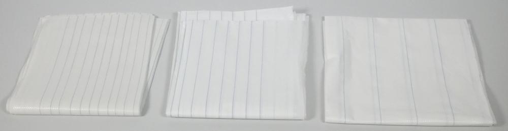 Es handelt sich um zweilagige Flächenerzeugnisse (Abmessungen unter anderem etwa 80 x 210 cm bzw. 100 x 210 cm bzw. 110 x 210 cm bzw. 120 x 210 cm) mit folgendem Aufbau:

- eine Lage aus einem Vlies aus Zellstofffasern (Tissue) und 
- eine Lage aus einer dünneren Kunststofffolie. 

Zusätzlich sind  zwischen diesen Lagen je nach Ausführung 17 bzw. 48 bzw. 50 blaue Spinnstofffäden in regelmäßigen bzw. unregelmäßigen Abständen parallel zur Längsrichtung eingearbeitet. Die sog. Trageschutzlaken werden im medizinischen Bereich und von Rettungsdiensten zum einmaligen Gebrauch zum Abdecken von Liegen und Tragen verwendet. Sie sind jeweils zu 25 Stück in einem sog. Pack zusammengefasst. Vier solcher Packs sind in einem Karton aufgemacht.

Abbildung siehe Anlage.

Derartige Waren gehören als "den Betttüchern ähnliche Ware aus Vliesen aus Zellstofffasern zu medizinischen oder hygienischen Zwecken, in Aufmachung für den Einzelverkauf" zum TARIC-Code 4818 90 90 00.