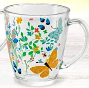 Glasware zur Verwendung bei Tisch, sog. Glastasse klar Schmetterlinge, Foto siehe Anlage,
- becherartige Tasse mit Henkel (kein Trinkglas),
- aus gewöhnlichem Glas; ohne Hinweise auf manuelle Glasentnahme,
- zum oberen Ende breiter werdend,
- mit einem abgerundeten oberen Rand,
- mit einem Dekordruck versehen (u. a. mit floralen Motiven und Schmetterlingen),
- mit einer Höhe von ca. 10 cm und einem Durchmesser von bis zu ca. 9 cm.

"Glasware zur Verwendung bei Tisch oder in der Küche, kein Trinkglas, aus gewöhnlichem Glas,
 mechanisch gefertigt"