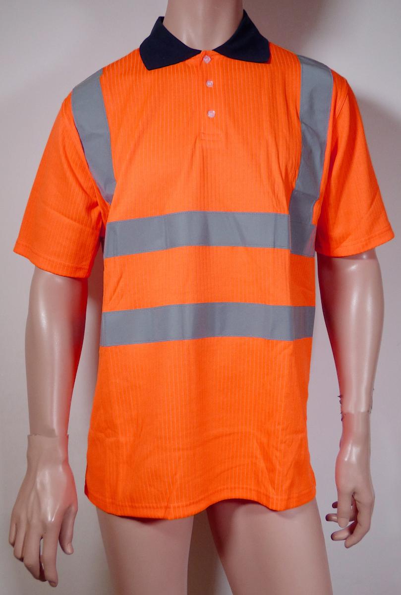 Hemd, sog. PREVENT® Warnschutz-Polo-Shirt, Art. WPSO, Größe L, Foto siehe Anlage,
- in einem Polybeutel verpackt,
- aus ca. 0,7 mm dicken, buntgewirkten Gewirken aus laut Antrag 80 % Polyester (synthetische
  Chemiefasern) und 20 % Baumwolle; mit durchschnittlich mehr als 10 Maschen je linearen
  Zentimeter in jeder Richtung,
- über die Taille reichend (Rückenlänge: ca. 74 cm),
- mit einem halsnahen, kontrastfarbenen Umlegekragen aus einfarbigen Gewirken aus Spinnstoffen,
- vorn mit einer nicht durchgehenden, bis zur Brustmitte reichenden Öffnung mit Knopfverschluss
  von links auf rechts (Männerkleidung), u. a. somit kein T-Shirt,
- mit kurzen Ärmeln,
- mit reflektierenden Streifen ausgestattet; z. T. längs über die Schultern verlaufend (sog. Hosen-
  trägerreflex),
- am unteren Rand und an den Ärmelenden durch Umschlagen und Festnähen gesäumt.

"Hemd, aus Gewirken, für Männer, aus synthetischen Chemiefasern"