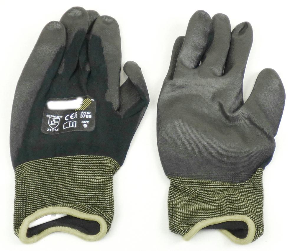 Fingerhandschuhe, sog. PU-Handschuhe, Artikel-Nr. 3709, Größe 9, Foto siehe Anlage,
- als Fünffingerhandschuhe gearbeitet,
- aus buntgewirkten Gewirken aus laut Antrag Polyamid (synthetische Chemiefasern),
- die in einem Arbeitsgang hergestellten Handschuhe sind mit Ausnahme des größten Teils des
  Bündchens, des Handrückens und Teilen der Fingeraußenseiten einseitig (Außenseite) im Tauch-
  verfahren mit Kunststoff (laut Antrag: Polyurethan; kein Zellkunststoff) überzogen,
- auf dem Handrücken bedruckt,
- am unteren Rand mit einer Überwendlichnaht gesäumt.

"Fingerhandschuhe, aus Gewirken, mit Kunststoff überzogen"