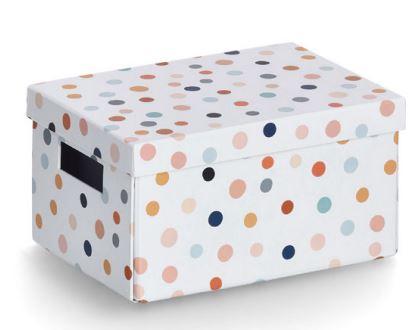 Es handelt sich um eine zusammenklappbare, noch nicht zusammengesetzte Stülpdeckelschachtel aus Pappe, die auf der Außenseite mit bedrucktem Papier beklebt ist, das mit einer dünnen Kunststofffolie überzogen ist. Die Schachtel weist aufgestellt die Abmessungen von etwa 18 x 25 x 13 cm auf. Die Seitenwände des Behältnisses sind mit Laschen und Druckknöpfen aus unedlem Metall versehen und können so miteinander verbunden werden. An den zwei Stirnseiten der Schachtel befindet sich jeweils eine rechteckige Aussparung, die als Griffloch dient. Die Stülpdeckelschachtel ist mit einer mit Produktinformationen bedruckten Banderole verpackt.

Abbildung siehe Anlage.

Derartige Waren gehören als "andere Verpackungsmittel, aus Papier oder Pappe" zur Codenummer 4819 50 00 00 0 des Zolltarifs, da es sich um eine aus verschiedenen Stoffen zusammengesetzte Ware handelt, deren wesentlicher Charakter nach dem Umfang und im Hinblick auf die Bedeutung für die Verwendung durch den Korpus aus Papier und Pappe bestimmt wird.