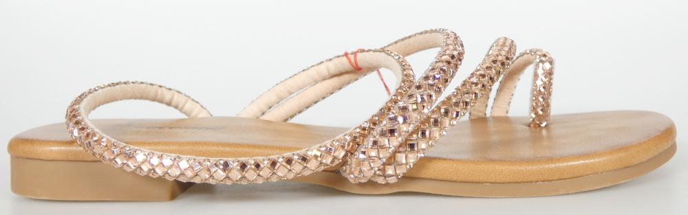 Sandalen, Größe 37, Foto siehe Anlage,
- mit Laufsohlen aus laut Antrag Kunststoff,
- mit zehenfreiem Oberteil aus Riemen/Bändern (nicht mit der Sohle durch Zapfen zusammen-
  gesteckt) aus Kunststoff (damit keine Ware der Position 6404),
- großflächig mit Strasssteinen verziert,
- nicht den Knöchel bedeckend,
- mit einer größten Höhe des Absatzes und der Sohle von ca. 1﻿,﻿8 cm.

"Schuhe, andere als in der Position 6401 genannte, mit Laufsohlen und Oberteil aus Kunststoff, 
 andere als in den Unterpositionen (KN) 6402 1210 bis 6402 9910 genannte, deren Blatt aus 
 Riemen gefertigt ist, andere als in der Unterposition (KN) 6402 9931 genannte"