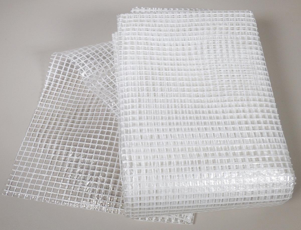 Gewebe mit Kunststofflage, sog. Gitterfolie, Art. 9107080, Foto siehe Anlage,
- als Meterware, in den Abmessungen von laut Antrag 200 cm x 300 cm,
- aus einem Drehergewebe aus Streifen aus synthetischer Spinnmasse (laut Antrag Polyethylen), mit
  einer augenscheinlichen Breite von weniger als 5 mm,
- beidseitig mit einer Folie aus Kunststoff (laut Antrag Polyethylen; kein Zellkunststoff) laminiert,
- von Hand bei einer Temperatur zwischen 15 und 30 °C auf einen Dorn von 7 mm Durchmesser
  aufrollbar, ohne rissig zu werden,
- stellt sich als laminiertes Gewebe dar, somit keine Ware der Position 3926.

"Gewebe, mit Kunststoff (Polyethylen) laminiert, anderes als solche der Position 5902, andere als in der
 Unterposition (KN) 5903 9091 genannte"