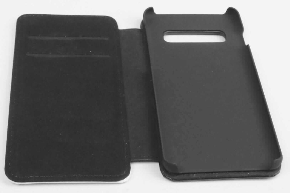 Etuiähnliches Behältnis, sog. Klapphülle für Galaxy S10, Abbildung siehe Anlage, 
- mit einer Außenseite aus Kunststofffolien, 
- seitlich aufklappbar, ohne Verschluss, 
- an einer Innenseite mit einer Schale aus Kunststoff als Halterung für ein Mobiltelefon ausgestattet, 
- - bildet an einer Schmalseiten die Außenseite, 
- auf der anderen Innenseite mit zwei Einsteckfächer für Karten o. ä., 
- mit gerätespezifischen Aussparungen zur Bedienung des Mobiltelefons versehen, 
- mit den Abmessungen (zugeklappt) von ca. 8 cm (Breite) x 15,5 cm (Höhe), 
- dient dem Transport und der Aufbewahrung eines Mobiltelefons in der Tasche oder der Handtasche.

"Etuiähnliches Behältnis, Taschen- oder Handtaschenartikel, mit Außenseite aus Kunststofffolien"