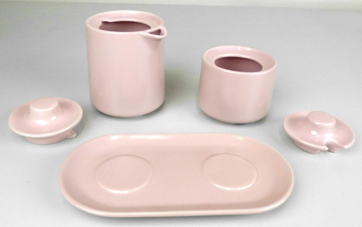 Keramisches Geschirr, sog. Milch und Zuckerset, Foto siehe Anlage,
- in Form einer zusammengesetzten Ware, bestehend aus einem Milchkännchen, einer
  Zuckerdose und einem Tablett:
- Milchkännchen:
- - rosafarbenes, glasiertes, rundes Milchkännchen mit Ausgusstülle und einem abnehmbaren Deckel
    mit Knauf,
- - in den Abmessungen: 9 cm (Durchmesser) x 11 cm (Höhe),
- - keramisches Erzeugnis, nach der Formgebung gebrannt, tonmineralhaltiges Material enthaltend,
- - nach dem Ergebnis der wissenschaftlichen Untersuchung handelt es sich weder um Porzellan,
    gewöhnlichen Ton, Steinzeug, Steingut noch um feine Erden; die Erzeugnisse sind als andere
    keramische Waren anzusehen,
- Zuckerdose:
- - rosafarbene, glasierte, runde Zuckerdose mit einem abnehmbaren Deckel (mit einer Aussparung
    für einen Löffel) mit Knauf,
- - in den Abmessungen: 8,5 cm (Durchmesser) x 8 cm (Höhe),
- - keramisches Erzeugnis, nach der Formgebung gebrannt, tonmineralhaltiges Material enthaltend,
- - nach dem Ergebnis der wissenschaftlichen Untersuchung aus Porzellan,
- Tablett:
- - rosafarbenes, glasiertes, ovales, flaches Tablett mit zwei passgenauen Aussparungen zur Aufnahme
    des Milchkännchens und der Zuckerdose,
- - in den Abmessungen: 19,5 cm (Länge) x 10 cm (Breite),
- - keramisches Erzeugnis, nach der Formgebung gebrannt, tonmineralhaltiges Material enthaltend,
- - nach dem Ergebnis der wissenschaftlichen Untersuchung aus Steinzeug,
- gemeinsam in einem Karton verpackt.
- insbesondere im Hinblick auf das Gewicht und den Umfang bestimmt das Milchkännchen den
  wesentlichen Charakter der zusammengesetzten Ware.

"Keramisches Geschirr (Milch- und Zuckerset), aus anderer Keramik als Porzellan, gewöhnlicher Ton,
Steinzeug, Steingut oder feine Erden"