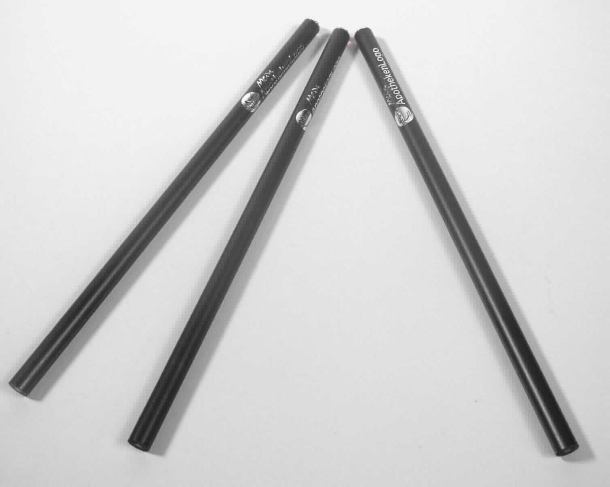Es handelt sich bei dem sog. " Bleistift mit Acrylstein" (901392 WEPA Art.Nr.) um einen nicht angespitzten Stift (ca. 17,5 cm lang) mit einem festen Schutzmantel aus Holz. Am oberen Ende befindet sich ein Acrylstein als Verzierung.

Die zu drei Stück verpackte Ware ist als "Stift mit festem Schutzmantel, Bleistift" einzureihen.