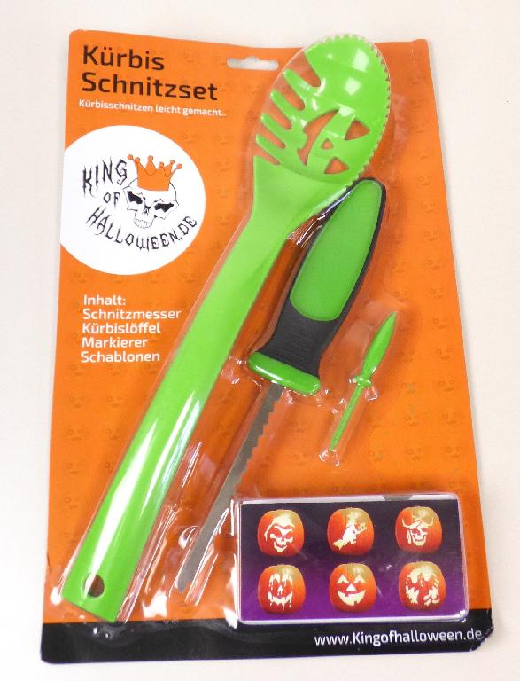 "Kürbis Schnitzset"
Warenzusammenstellung in Aufmachung für den Einzelverkauf, bestehend aus

- einer mit freiem Arm zu handhabenden Säge mit einem feststehenden, wellenförmig geschliffenen,
  geraden Sägeblatt aus unedlem Metall und einem Griff aus Kunststoff

- einem Löffel mit gezahntem Rand, vollständig aus Kunststoff

- einem sog. Markierer, vollständig aus Kunststoff und

- sechs bedruckten Kürbis-Schnitzvorlagen aus Papier

- dient dem Schnitzen und Aushöhlen von Kürbissen zu Halloween

- gemeinsam auf einem Pappreiter aufgeblistert

- innerhalb der Warenzusammenstellung kann kein charakterverleihender Bestandteil ermittelt werden;
  die Einreihung erfolgt daher in die von den gleichermaßen in Betracht kommenden Positionen zuletzt
  genannte Position

Abbildung siehe Anlage.

Derartige Erzeugnisse gehören als "Handsägen mit arbeitendem Teil aus unedlem Metall" zum TARIC-Code 8202 1000 00.