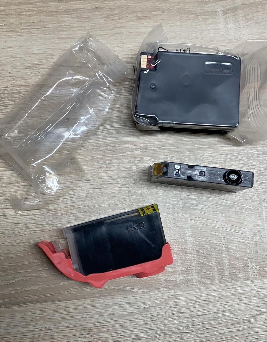 Angaben:
Tintenpatronen; für Tintenstrahldrucker, mit Chipausrüstung, ohne integrierten Druckkopf; in Folienverpackung.

Befund:
Tintenpatronen (ohne integrierten Druckkopf) zum Einsetzen in Apparate der Unterpositionen 8443 31, 8443 32 oder 8443 39, und mit mechanischen oder elektrischen Komponenten.