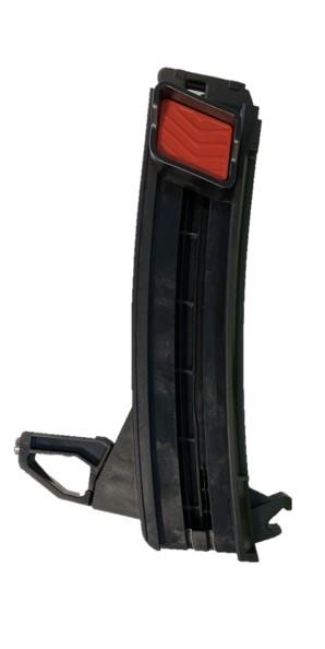 Sog. fischer Magazin klein,
- aus einem maßhaltig nach Zeichnung gefertigtem, spezifisch geformten Gestell (Länge: 271,9 mm,
  Breite: 66,2 mm) mit einem integrierten, beweglichen Schlitten (Abmessungen: 50 x 44 mm), diver-
  sen Aussparungen und Befestigungsvorrichtungen, sowie im Inneren mit einer Aufnahmevorrichtung
  für 26 Nägeln versehen (Abbildung siehe Anlage),
- zum Einbau in ein von Hand zu führendes, gasdruckbetriebenes Nagel-Setzgerät, 
- zur Versorgung des Setzgerätes mit den entsprechenden Nägeln nach der Bestückung mit bis zu 26
  DFN- und DFNH-Nägeln.

"Teil, erkennbar ausschließlich oder hauptsächlich bestimmt für pneumatisch betriebene Handwerk-
zeuge, von Hand zu führen - sog. fischer Magazin klein"