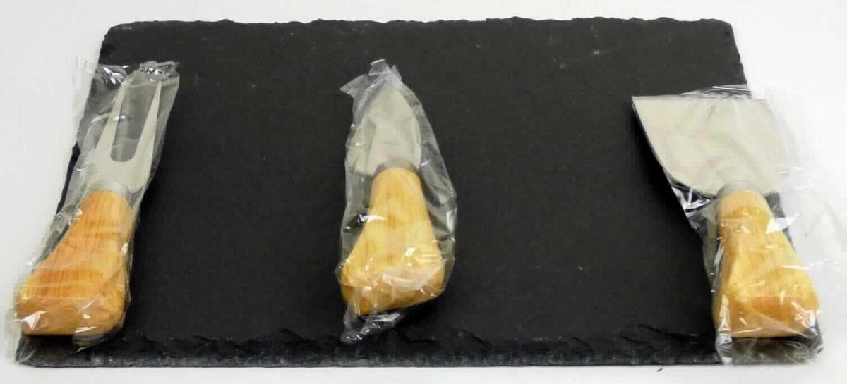 Angaben:
Käseset; mit einer Schieferplatte, einem Käsemesser, einem Käsespalter sowie einer Käsegabel aus Edelstahl; in einer Geschenkverpackung.

Warenbeschaffenheit:
Rechteckige Schieferplatte (Abmessungen ca. 24 x 18 cm) mit gefasten Kanten und leicht abgerundeten Ecken, ein Käsemesser mit Klinge aus Edelstahl, ein Käsespalter mit arbeitendem Teil aus Edelstahl und eine Käsegabel mit zwei Zinken aus Edelstahl, gemeinsam verpackt in einer Kartonumverpackung.

Befund:
Ware aus Tonschiefer oder aus Pressschiefer.

Warenzusammenstellung, bei der im Hinblick auf den Wert und den Umfang das Schieferbrett als charakterbestimmend angesehen wird.