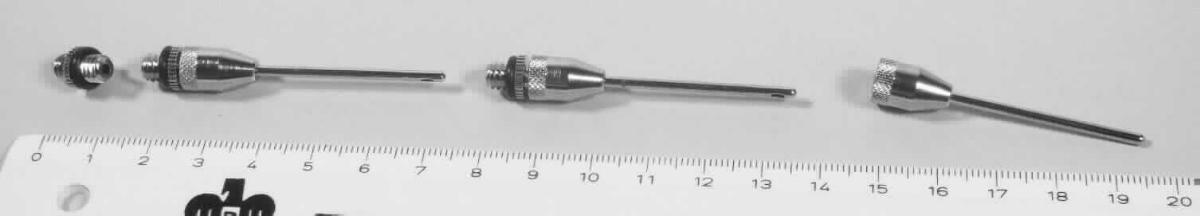 Bei der zu begutachtenden Ware ("NOS DELUXE Nadelventil 3er") handelt es sich um eine zusammengesetzte Ware, bestehend aus 
- einem aus verschiedenen Stoffen zusammengesetzten Rückschlagventil, bestehend aus 
-- einem ca. 13 mm langen Gehäuse aus Messing mit auf beiden Seiten befindlichem Außengewinde,
-- einem mittig auf dem Gehäuse liegenden Dichtungsring aus Kunststoff,
-- einer im Gehäuse befindlichen Kugel aus unedlem Metall, 
- einem (auf das Rückschlagventil aufgeschraubten) nadelartigen Metalladapter mit Innengewinde.

Das Rückschlagventil lässt die Luft nur in eine Richtung fließen. Sobald sie in die andere Richtung strömt, verhindert die Kugel das Zurückströmen der Luft. Im Rahmen der zusammengesetzten Ware ist daher das Rückschlagventil im Hinblick auf die Funktion charakterverleihend. 

Bei dem aus verschiedenen Stoffen zusammengesetzten Rückschlagventil bestimmt der Körper aus Messing im Hinblick auf den Umfang den Charakter der Ware.

Die zusammengesetzte Ware misst ca. 55 mm und wird an einer Luftpumpe (nicht Gegenstand dieser vZTA-Entscheidung) zum Aufpumpen von Bällen verwendet. 

Das Erzeugnis ist als 3er Set auf einer Pappkarte aufgeblistert. 

Die zusammengesetzte Ware wird als "Armatur für Rohr- oder Schlauchleitungen, Rückschlagventil aus Messing, nicht für bestimmte Luftfahrzeuge" eingereiht.