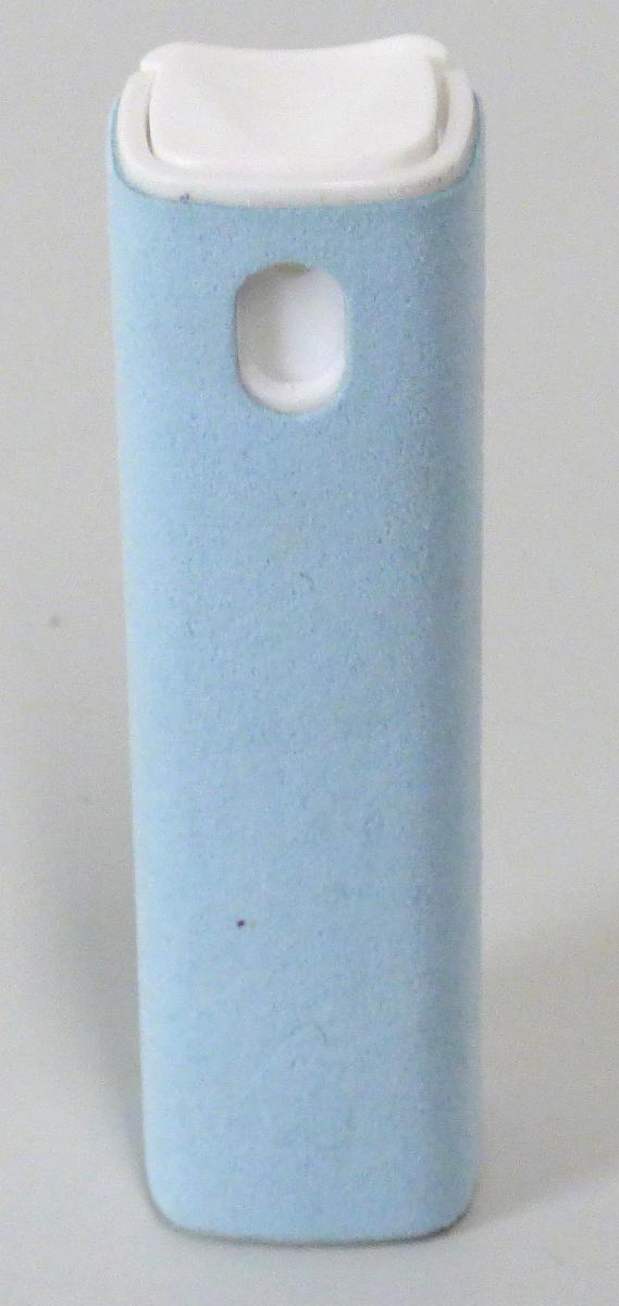 Sog. Displayreiniger 2 in 1
- bestehend aus einer von Hand zu führenden Sprühvorrichtung mit einem zylinderförmigen Aufnahme-
  behälter aus Kunststoff (Abmessungen: 30 x 30 x 92 cm), Sprühkopf mit integrierter Zerstäuberdüse,
  Kolbenpumpensystem und Saugrohr - Abbildung siehe Anlage -,
- zum Versprühen von Flüssigkeiten (nicht Gegenstande dieser vZTA) für die Reinigung von digitalen
  Displays,
- in einer gemeinsamen Verkaufsverpackung mit einer mit Aussparung für die Ausgabe des Sprühmittels
  versehenen Hülle aus Kunststoff sowie einer zur Aufbewahrung verwendbaren Schutzhülle aus Plexi-
  glas (Beipack).
Die Sprühvorrichtung bestimmt den Charakter des Ganzen.

"Mechanischer Apparat, handbetrieben, zum Versprühen von Flüssigkeiten, keine Ware der TARIC-
 Codes 8424 1000 00 bis 8424 8940 00 (Warenzusammenstellung in Aufmachung für den Einzelver-
 kauf aus Sprühvorrichtung - charakterbestimmend - und Beipack) - sog. Displayreiniger 2 in 1"