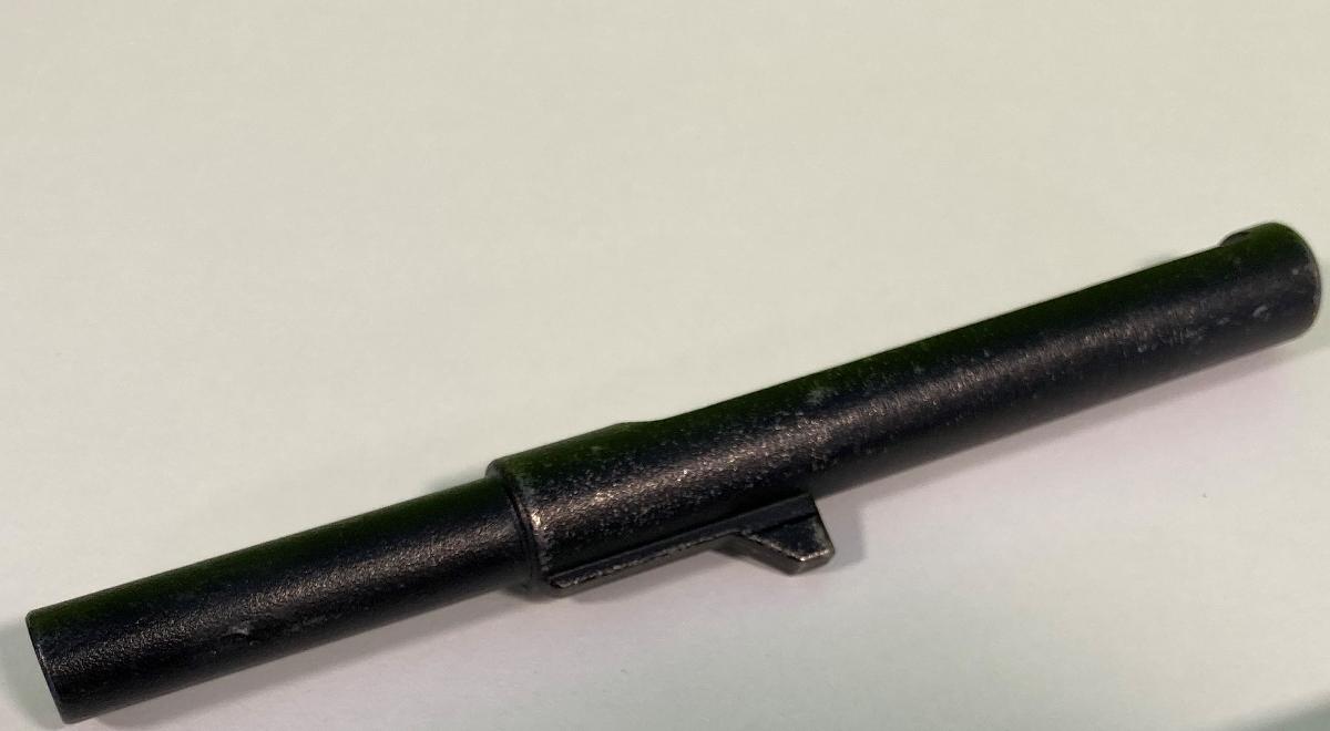 Sog. EWI-Nase, FGC 100-N EWI, Art.-Nr. 554869,
- aus einem spezifisch nach technischer Zeichnung gefertigten, hohlzylindrischen Stahlerzeugnis mit
  einer länglichen, spezifischen Aussparung und einer Rastnase (Abbildung siehe Anlage),
- nach dem Einbau in ein gasdruckbetriebenes Nagel-Setzgerät dient die sog. Nase zum Durchführen
  der Nägel.

"Teil, erkennbar ausschließlich oder hauptsächlich bestimmt für pneumatisch betriebene Werkzeuge,
 von Hand zu führen - sog. EWI-Nase"
