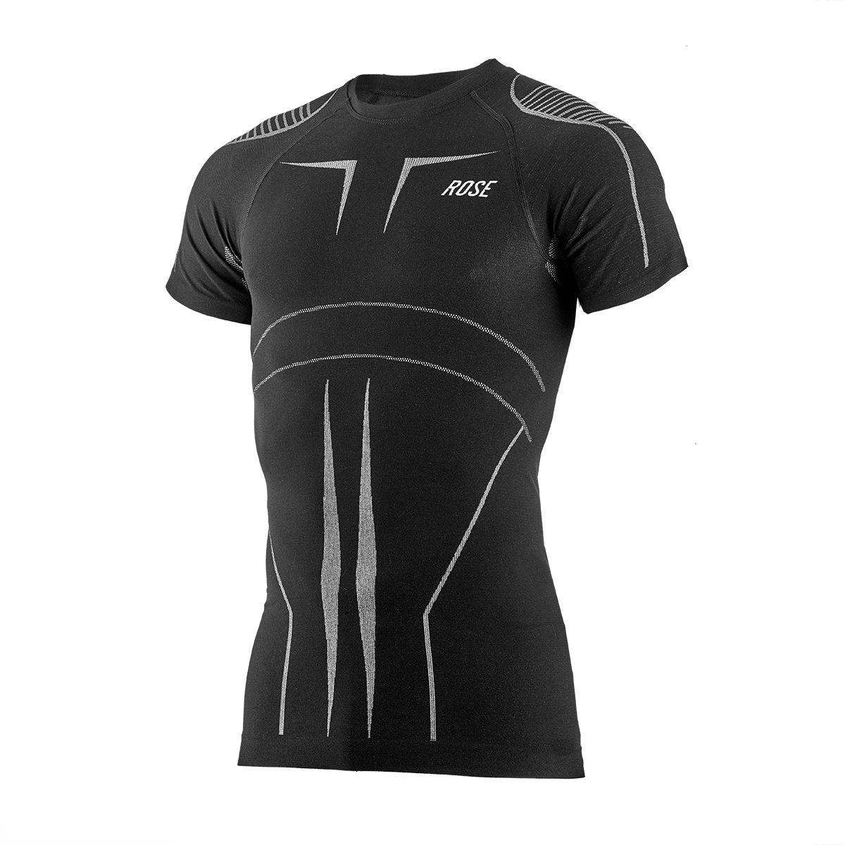 T-Shirt, sog. ROSE SEAMLESS III Shirt, Größe L/XL, Foto siehe Anlage,
- in einer bedruckten Pappschachtel verpackt,
- aus ca. 0,7 mm dicken (leichten), buntgewirkten Gewirken aus laut Antrag 42 % Polypropylen,
  29 % Polyester und 29 % Polyamid (alles synthetische Chemiefasern),
- über die Taille reichend (Rückenlänge: ca. 65 cm),
- mit einem runden, halsnahen Ausschnitt mit einer Randeinfassung,
- ohne Öffnung und ohne Verschluss,
- mit kurzen, enganliegenden Ärmeln,
- am unteren Rand durch Umschlagen und Festnähen gesäumt,
- erfüllt die Merkmale zur Einreihung als T-Shirt, daher keine Ware der Position 6110.

"T-Shirt, aus Gewirken, aus Chemiefasern"