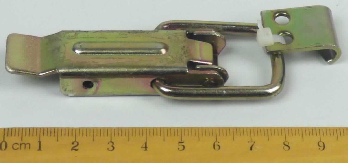 Bei den sog. Kistenverschlüssen handelt es sich um zweiteilige Spannbügelverschlüsse aus unedlem Metall, bestehend aus einer Grundplatte, deren Vorderseite mit einer annähernd rechteckigen, klappbaren Lasche versehen ist, an deren Seitenflächen ein Drahtbügel schwenkbar angebracht ist und einem entsprechenden Gegenstück in Form eines an einem Ende U-förmig ausgearbeiteten Bleches zur Aufnahme des Drahtbügels.
Die mit Befestigungslochungen versehenen Erzeugnisse werden an Kisten und Truhen angebracht und dienen als Verschlüsse.
- Antragstellerangaben - 

Abbildung siehe Anlage.

Derartige Erzeugnisse gehören als "Verschlüsse aus unedlen Metallen für andere konfektionierte Waren" zur Codenummer 8308 9000 90 0 des Zolltarifs.

Nicht Position 8302, da die Erzeugnisse als Verschlüsse dienen und somit vom Wortlaut der Position 8308 erfasst werden, Erl. KN Pos. 8302 (HS) RZ 28.0.