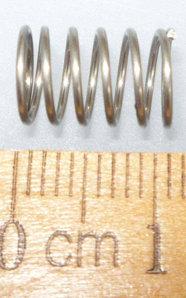Es handelt sich um kaltgeformte, schraubenlinienförmige Federn aus Stahldraht mit kreisrundem Querschnitt. Die Windungen des Federkörpers sind mit einem gewissen Abstand gewickelt, so dass die Feder auf Druck beansprucht werden kann.
- Antragstellerangaben -
Länge: etwa 13 mm; Außendurchmesser: etwa 7 mm.

Abbildung siehe Anlage.

Derartige Erzeugnisse gehören als "andere schraubenlinienförmige Druckfedern (keine Kegelstumpffedern) aus Stahl" in den TARIC-Code 7320 20 81 90.