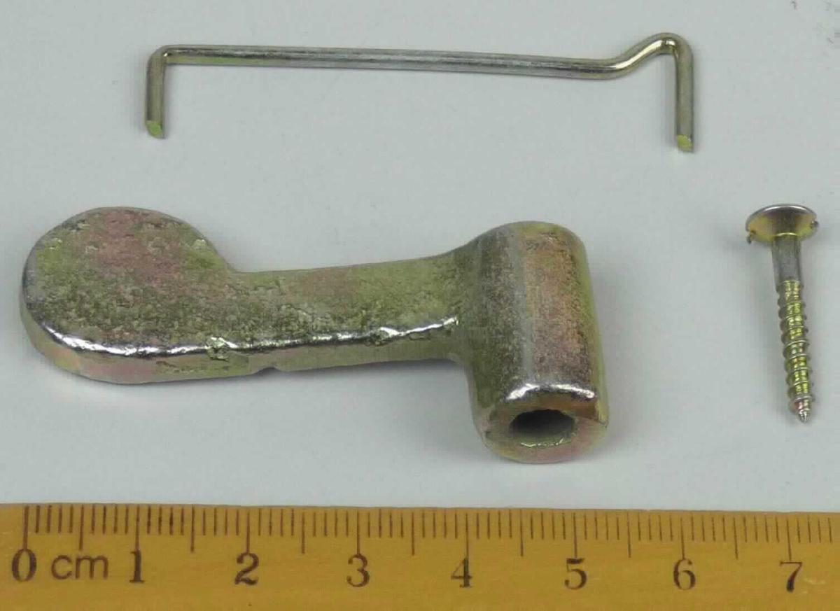 Es handelt sich um aus unedlem Metall gefertigte, mehrteilige Erzeugnisse, bestehend aus einem länglichen, ca. 55 mm langen Hebel, der an einem Ende hohlzylindrisch ausgearbeitet ist sowie aus einem ca. 55 mm langen sog. Ansatz aus Draht, dessen Enden jeweils etwa rechtwinklig umgebogen sind.
Die Erzeugnisse dienen als sog. Vorreiber dem Verriegeln von unterschiedlichen Waren, wie z. B. Türen und Fenstern.
- Antragstellerangaben -

Abbildung siehe Anlage.

Derartige Erzeugnisse gehören als "andere Beschläge (Baubeschläge) aus unedlen Metallen, für Fenster und Fenstertüren" zur Codenummer 8302 4150 00 0 des Zolltarifs.