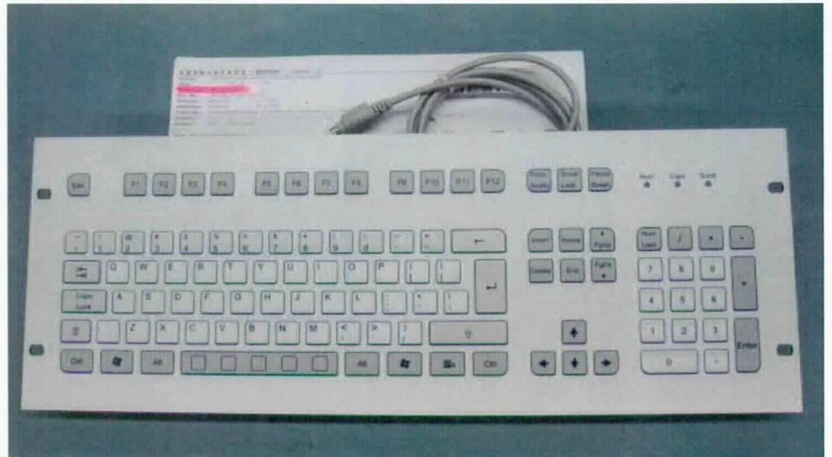 Die "Folienabgedeckte Tastatur für die EDV, Art.: TKS-105c-FP-4HE", 
besteht im Wesentlichen aus einer mit aktiven und passiven Bauelementen bestückten, gedruckten Schaltung mit Leiterbahnenmatrix und Schaltmatte mit Kontaktpunkten in einem ca. 177,8 x 482,6 x 25,5 mm (B x L x H) großen Gehäuse mit Deckplatte aus Aluminium sowie Funktions- und alphanumerischen Tasten zum Eingeben von Informationen.
Die Tastatur verfügt über zwei Schnittstellen (PS/2, USB 2.0), das Layout wird in unterschiedlichen Ausführungen angeboten.
Die Eingabeeinheit ist an die Zentraleinheit anschließbar und in der Lage, Daten in einer vom System verwendbaren Form zu liefern. 

Die Ware wird als "Eingabeeinheit für automatische Datenverarbeitungsmaschinen, Tastatur" eingereiht.

Anlage: 1 Abbildung