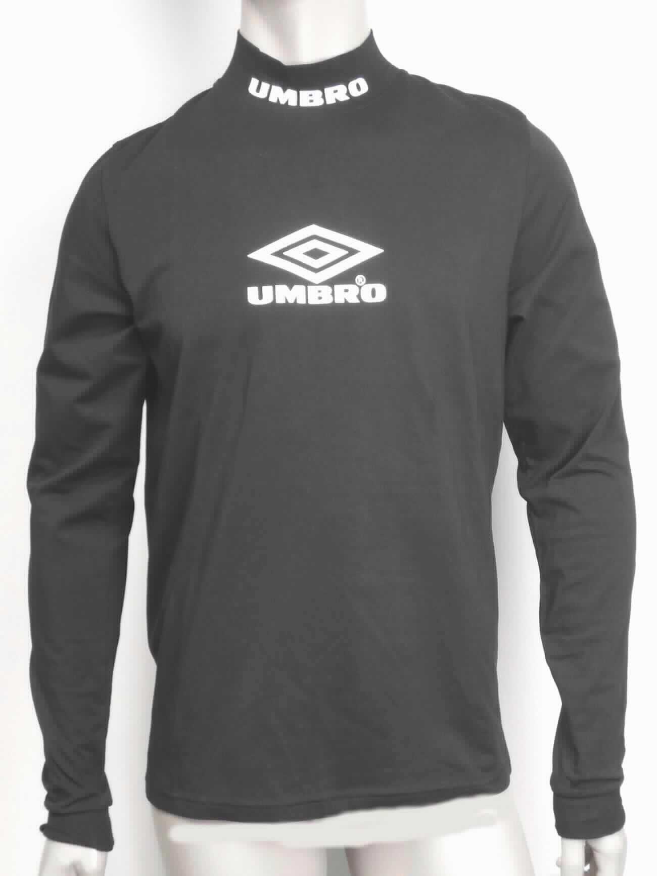 Unterziehpulli, sog. Pullver Umbro Classico High Neck UMJM0271, Größe M, Foto siehe Anlage,
- aus ca. 0,6 mm dicken (leichten), einfarbigen Gewirken aus laut Antrag 100 % Baumwolle; mit mehr als zwölf
  Maschen je linearen Zentimenter in jeder Richtung (feinmaschig),
- über den Schritt reichend (Rückenlänge: ca. 72 cm),
- mit einem enganliegenden, hohen Kragen,
- ohne Öffnung und ohne Verschluss,
- mit langen, enganliegenden Ärmeln mit verengenden Bündchen,
- enganliegend gearbeitet (Brustumfang: ca. 100 cm),
- auf der Vorderseite mit Aufdrucken verziert,
- am unteren Rand durch Umschlagen und Festnähen gesäumt,
- erfüllt die Merkmale zur Einreihung als Unterziehpulli, somit keine Ware der Unterposition 6110 2099.

"Pulloverähnliches Kleidungsstück (Unterziehpulli), aus Gewirken, aus Baumwolle"