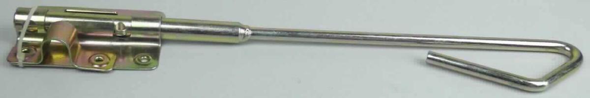 Bei den sog. Bolzenstangenriegeln handelt es sich um vollständig aus unedlem Metall gefertigte, zweiteilige Erzeugnisse unterschiedlicher Abmessungen, bestehend aus einem massiven Stab (Länge etwa 41 cm), der am oberen Ende zu einer Grifföse ausgearbeitet und am unteren Ende in einer nahezu rechteckigen, etwa 10 x 7 cm großen und mit sechs Befestigungslochungen versehenen Grundplatte dreh- und verschiebbar befestigt ist, sowie aus einer etwa U-förmigen, mit zwei Befestigungslochungen versehenen Schlaufe zur Aufnahme des Stabes im verschlossenen Zustand.
Die Erzeugnisse werden an Türen, z. B. Gartentüren, befestigt und dienen dazu, diese zu verschließen.
- Antragstellerangaben -

Abbildung siehe Anlage. 

Derartige Erzeugnisse gehören als "andere Beschläge (Baubeschläge) aus unedlen Metallen, für Türen" zur Codenummer 8302 4110 00 0 des Zolltarifs.

Nicht Unterposition 8302 49, da die Erzeugnisse als Türbeschläge erfasst werden.