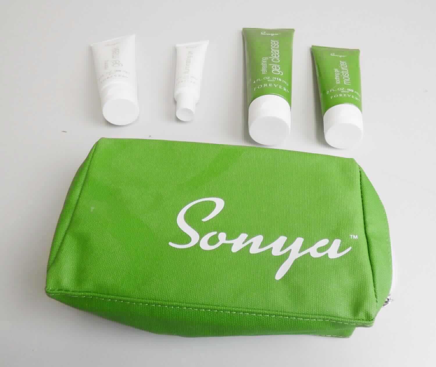 Zubereitung zur Hautpflege; Hautpflege-Geschenkset

Bei der vorliegenden Ware handelt es sich um eine Zusammenstellung aus Reinigungsgel, Gesichtsmaske, Feuchtigkeitsgel und einem sog. illuminating Gel aufgemacht in einer grünen Tasche mit Reißverschluss (deklarierter Inhalt 118 ml; 59 ml, 59 ml bzw. 28,3 g). Die viskosen Flüssigkeiten sind jeweils in Tuben mit Aufdruck abgefüllt. Die Tasche ist mit einem bunt bedruckten Pappetikett umschlossen und für den Einzelverkauf aufgemacht. Nach den vorliegenden Angaben sollen die Waren zur Körperpflege angewendet werden. Informationen zur Zusammensetzung und zur Art der Anwendung werden gemacht. Es handelt sich um eine Warenzusammenstellung, da die Bestandteile der Befriedigung eines gemeinsamen Bedarfs oder der Ausübung einer bestimmten Tätigkeit dienen (Hautpflege). Als charakterbestimmend werden aufgrund der Menge und des Wertes die Zubereitungen zur Hautpflege angesehen. (Gesichtsmaske, Feuchtuigkeitsgel und Illuminating Gel)

Die Ware ist als Zubereitung zur Hautpflege in die Position 3304 des Zolltarifs einzureihen.