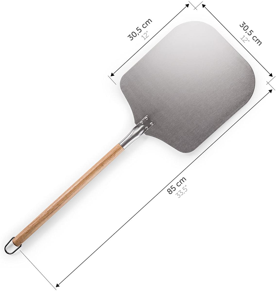 "Pizzaschieber";

- mit freiem Arm zu handhabendes Erzeugnis in Form eines Schiebers mit einem nahezu quadra-
  tischen Blatt (ca. 30,5 x 30,5 cm) mit abgrundeten Ecken aus Aluminium (arbeitender Teil)

- mit einer angenieteten Stielfassung aus nicht rostendem Stahl und einem eingeschraubten Stiel
  aus Vollholz (Länge: ca. 42,5 cm, Durchmesser: ca. 2,5 cm), am Stielende mit einer Öse aus unedlem
  Metall zum Aufhängen ausgestattet

- Gesamtlänge ca. 85 cm

- zum Einschieben oder Herausnehmen von Pizza oder Brot aus dem Backofen

Abbildung siehe Anlage.

Derartige Erzeugnisse gehören als "den Tortenhebern ähnliche Waren, andere als aus nicht rosten-
dem Stahl, nicht versilbert, vergoldet oder platiniert“ zum TARIC-Code 8215 9990 00.