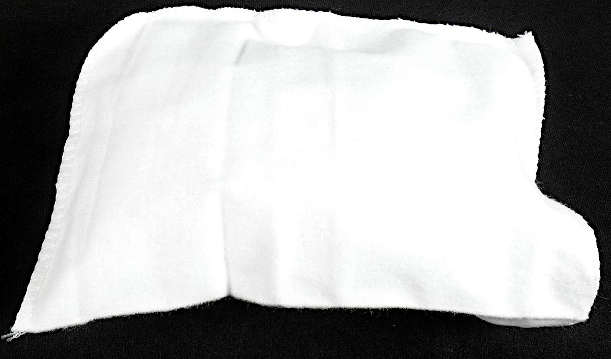 Reinigungstuch, sog. Shoe Polish Glove (Schuhputz-Handschuh), Foto siehe Anlage,
- laut Antrag:
-- in einer bedruckten Papierbanderole verpackt,
-- annähernd rechteckig; mit einer abgerundeten Ecke, in den max. Abmessungen von ca.
   19 cm x 14,5 cm,
-- aus einfarbigen, einseitig (Außenseite) gerauten Geweben aus Spinnstoffen,
-- an einer Längsseite umgeschlagen und an der anderen Längsseite sowie einer Schmalseite
   zusammengenäht; an der anderen Schmalseite offen, so dass die Ware über die Hand gezogen
   werden kann,
- durch Zusammennähen konfektioniert,
- ohne Hinweise auf Handarbeit,
- dient als Schuhputzhandschuh,
- u. a. aufgrund der Verarbeitung ohne ausgearbeiteten Daumen kein Handschuh der Position 6216.

"Andere konfektionierte Ware (Reinigungstuch), aus Spinnstoffen, aus Geweben, nicht handgearbeitet"