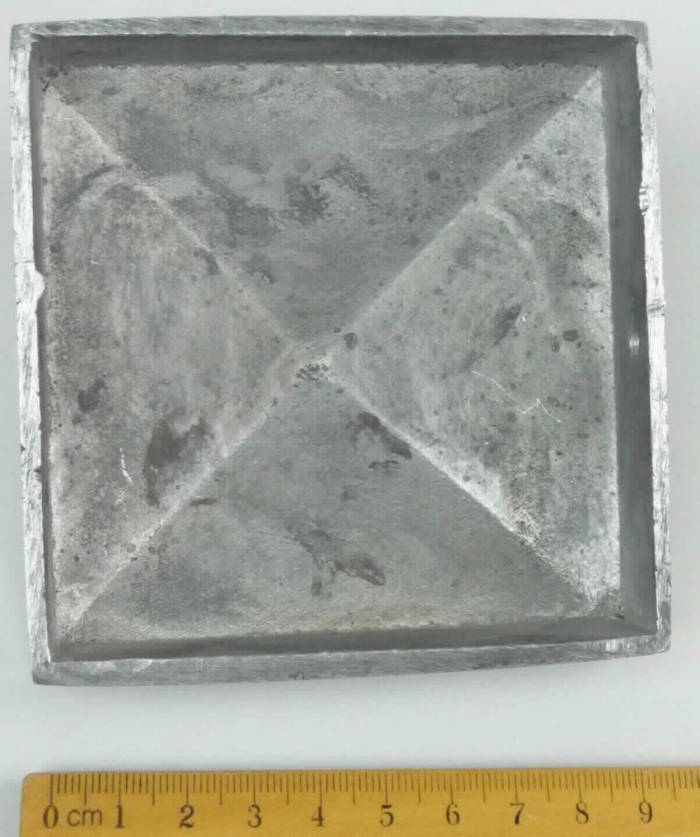 Es handelt sich um aus Aluminium gefertigte, nach unten offene Abschlusselemente von Zaunpfosten mit quadratischer Grundfläche (Kantenlänge: etwa 9 cm), die seitlich mit zwei sich gegenüberliegenden kreisrunden Bohrungen versehen sind. Auf der Oberseite sind die Erzeugnisse pyramidenförmig ausgearbeitet.
Die Erzeugnisse werden auf die Pfosten (nicht Gegenstand der vZTA) aufgesteckt und ggf. aufgeschraubt.
- Antragstellerangaben -

Abbildung siehe Anlage.

Derartige Erzeugnisse gehören als "Konstruktionsteile aus Aluminium" zur Codenummer 7610 9090 00 0 des Zolltarifs.