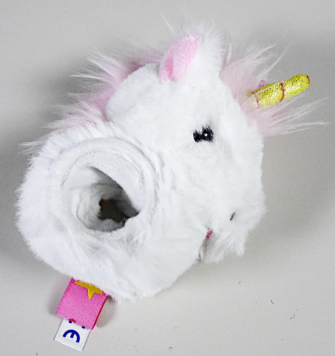 Bei dem vorliegenden, als "Artikel 174550 Schnapparmband mit einem Einhornkopf aus Plüschgewebe" bezeichneten Warenmuster handelt es sich um eine aus verschiedenen Bestandteilen bzw. Stoffen zusammengesetzte Ware, bestehend aus einem Spielzeug und einer Halte- bzw. Befestigungsvorrichtung in Form eines Armbandes aus Spinnstoffen und Metall.

Das Armband - für sich betrachtet - ist ein aus verschiedenen Stoffen (Metall und Spinnstoff) gefertigtes Erzeugnis (ca. 22 cm lang und 3 cm breit), bei welchem der Spinnstoff aufgrund des Umfangs sowie des Gesamteindrucks als charakterbestimmend zu betrachten ist (und somit keine Ware des Kapitels 71).
Mittig ist ein Kopf eines stilisierten Einhorns (annähernd dreieckig geformt, ca. 8 x 4 x 3 cm groß) aus Spinnstoffen leicht beweglich befestigt, der vollständig gefüllt ist. Der Kopf ist mit Augen aus Kunststoffen und weiteren aufgestickten Gesichtszügen (Nasenlöchern und Mund) versehen; die Mähne und die Ohren sind farblich abgesetzt. 

Zolltarifrechtlich handelt es sich um eine zusammengesetzte Ware, bestehend aus einem charakterverleihenden nicht menschlichen Wesen der Position 9503 und einer Halte- bzw. Befestigungsvorrichtung aus Spinnstoffen und Metall, die zur spielerischen Unterhaltung von Kindern bestimmt sind.

Die Ware ist zolltarifrechtlich als „Spielzeug, ein nicht menschliches Wesen darstellend, gefüllt“
einzureihen.